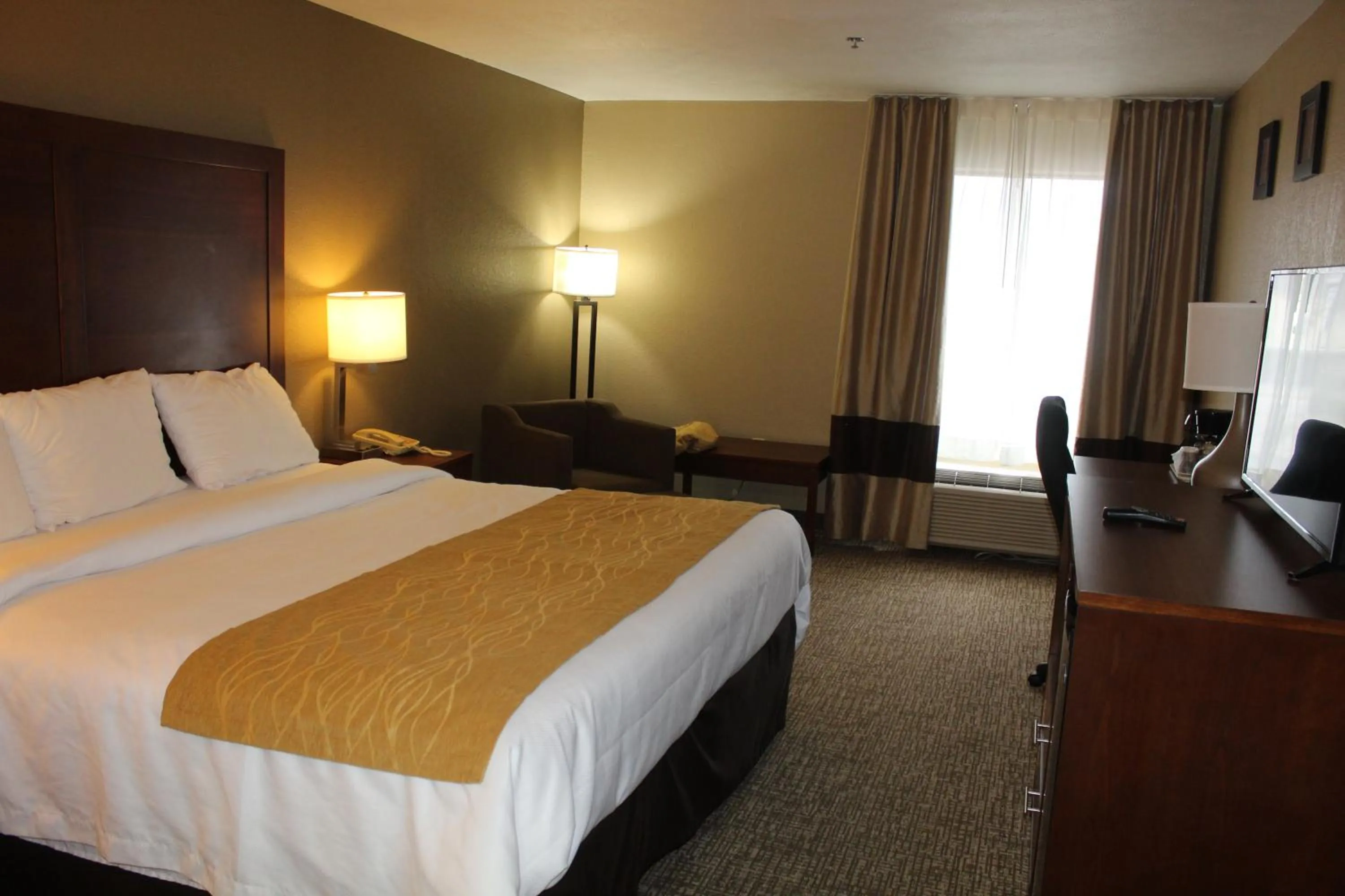 Bed in Bristol Arcadia Inn