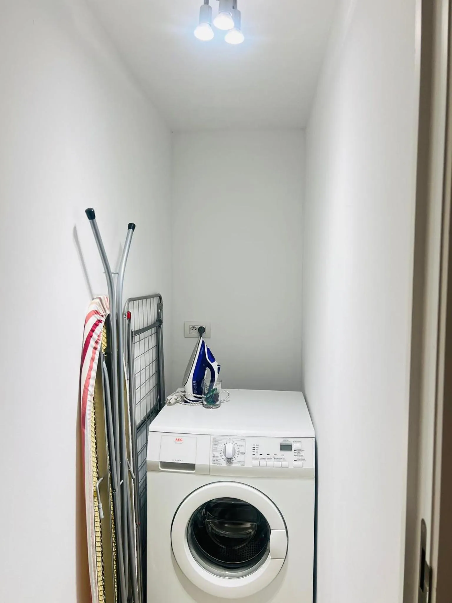 washing machine in OneLuxStay near Fashion District