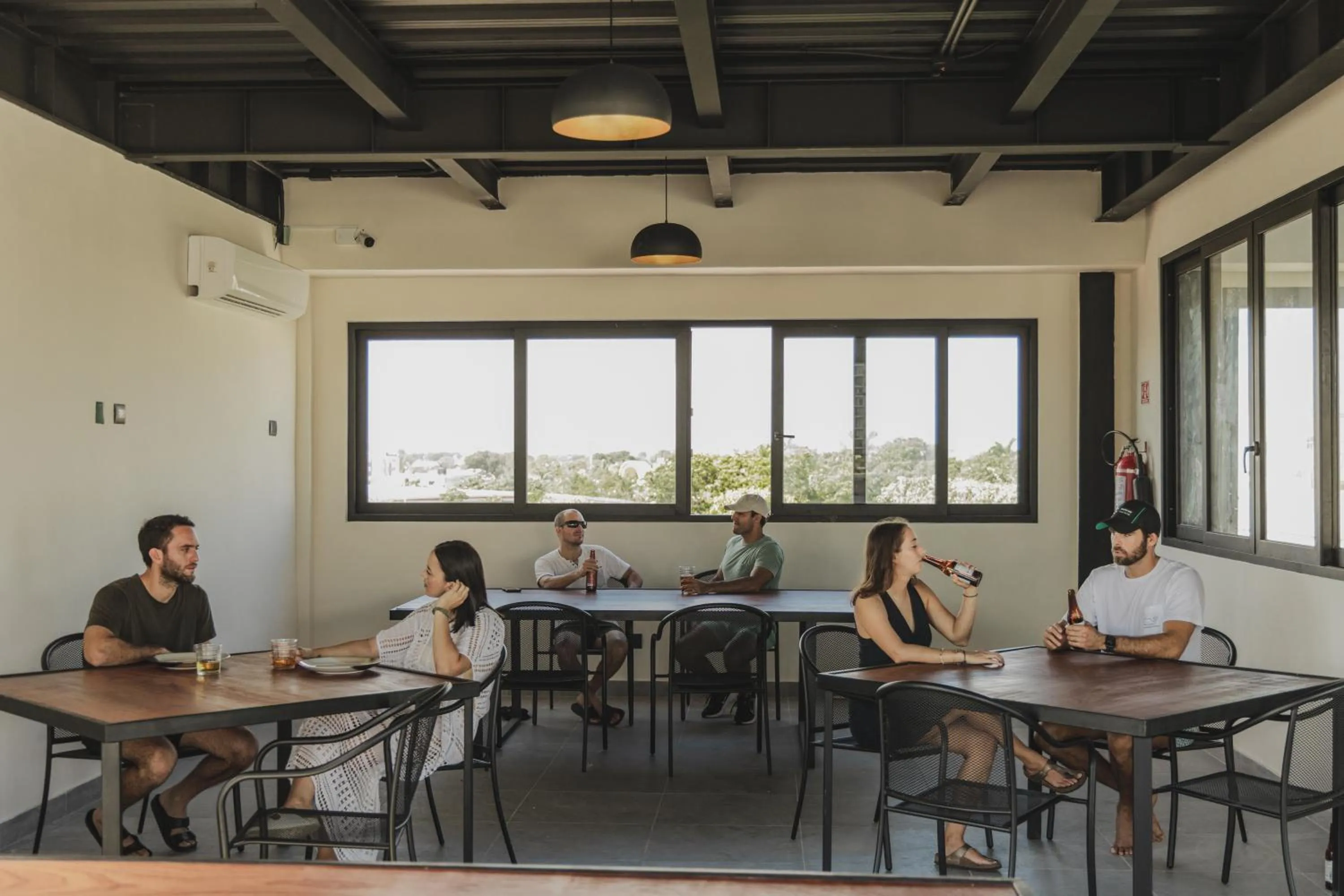 Restaurant/places to eat in Caleta Hostel Rooftop & Pool