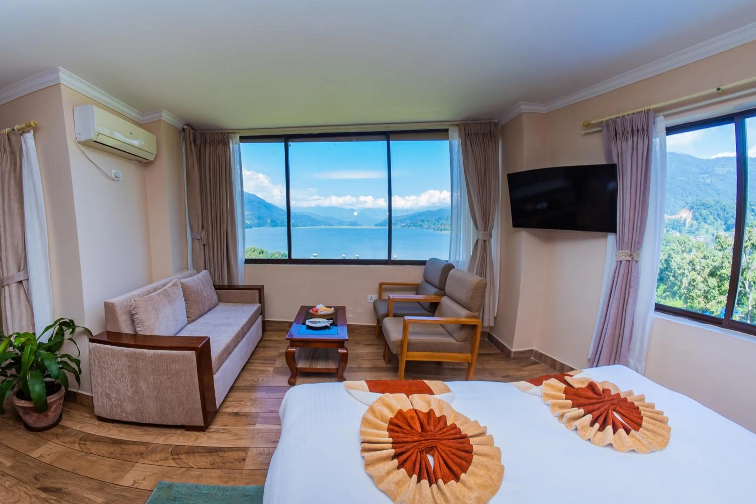 Bed in Hotel Fewa Camp