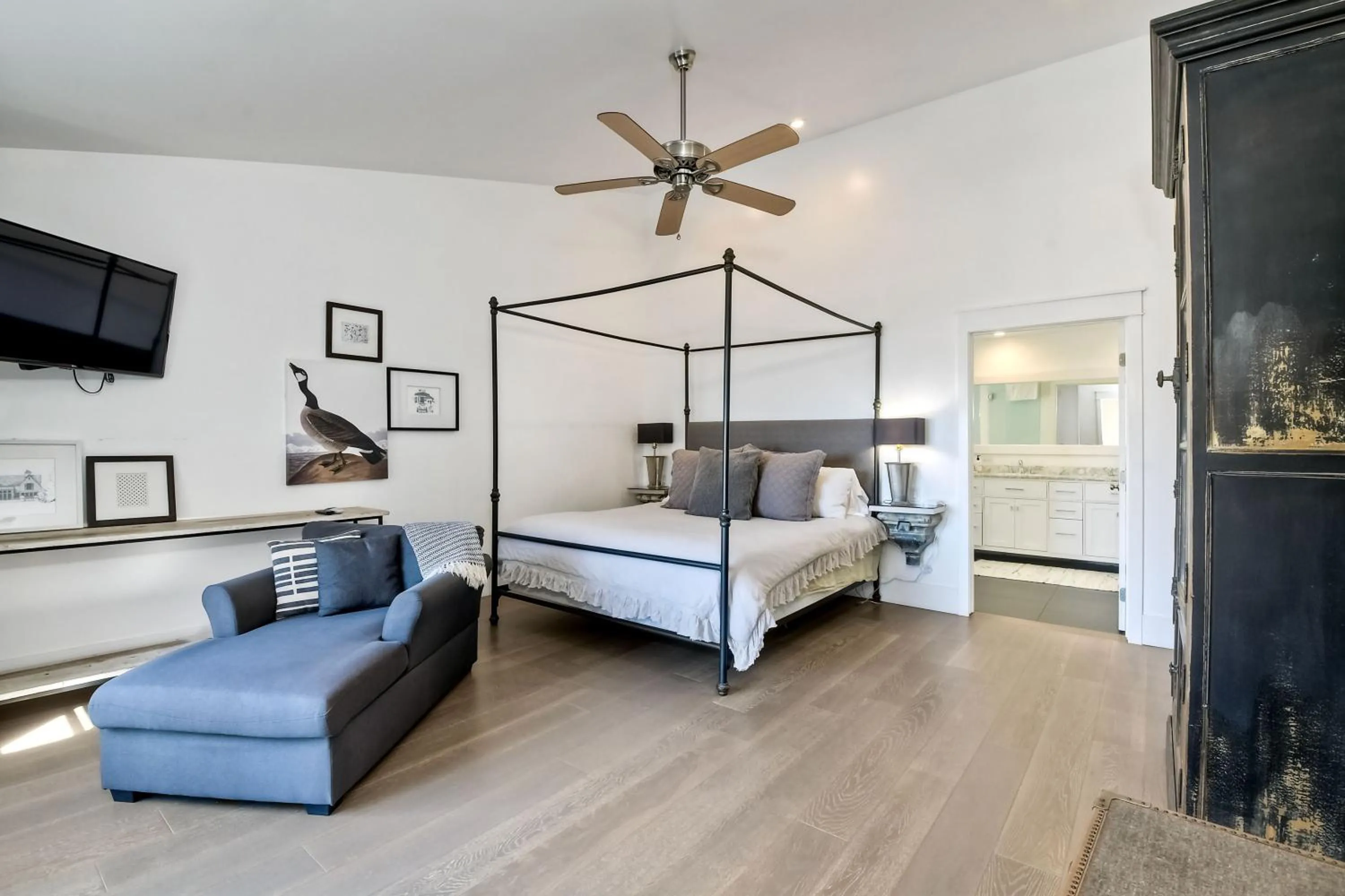 Bed in Luxury Ocean Views & Steps To The Sand - Tower 36 Lower Condo Unit