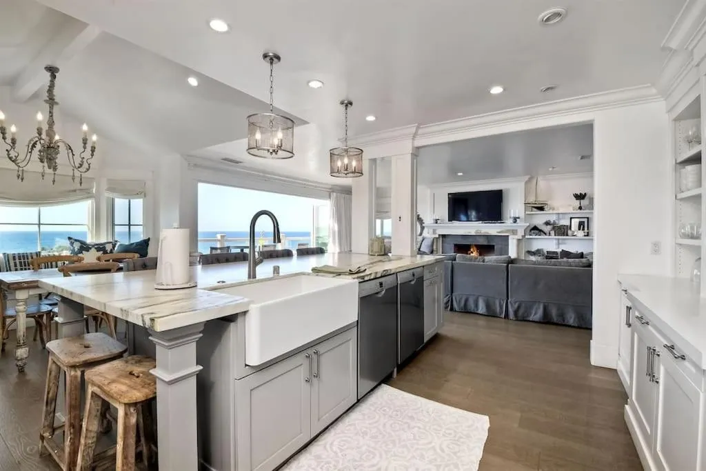 Kitchen or kitchenette in Luxury Ocean Views & Steps To The Sand - Tower 36 Upper Condo Unit