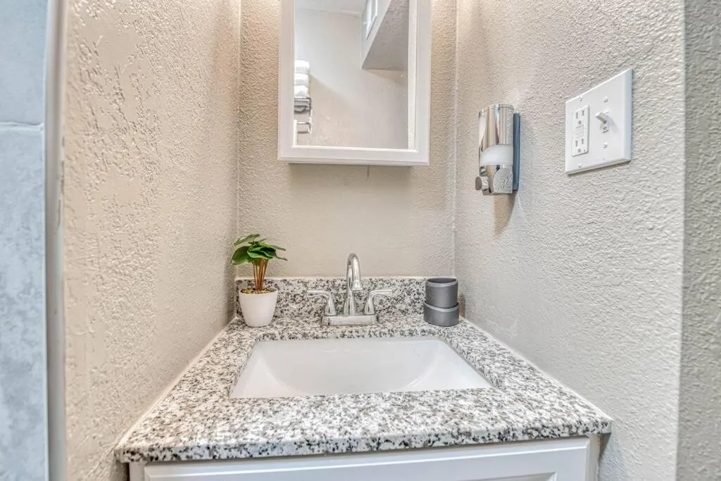Bathroom in Close to All, Restfull, Cozy Duplex B in Downtown, UTEP, Hospitals