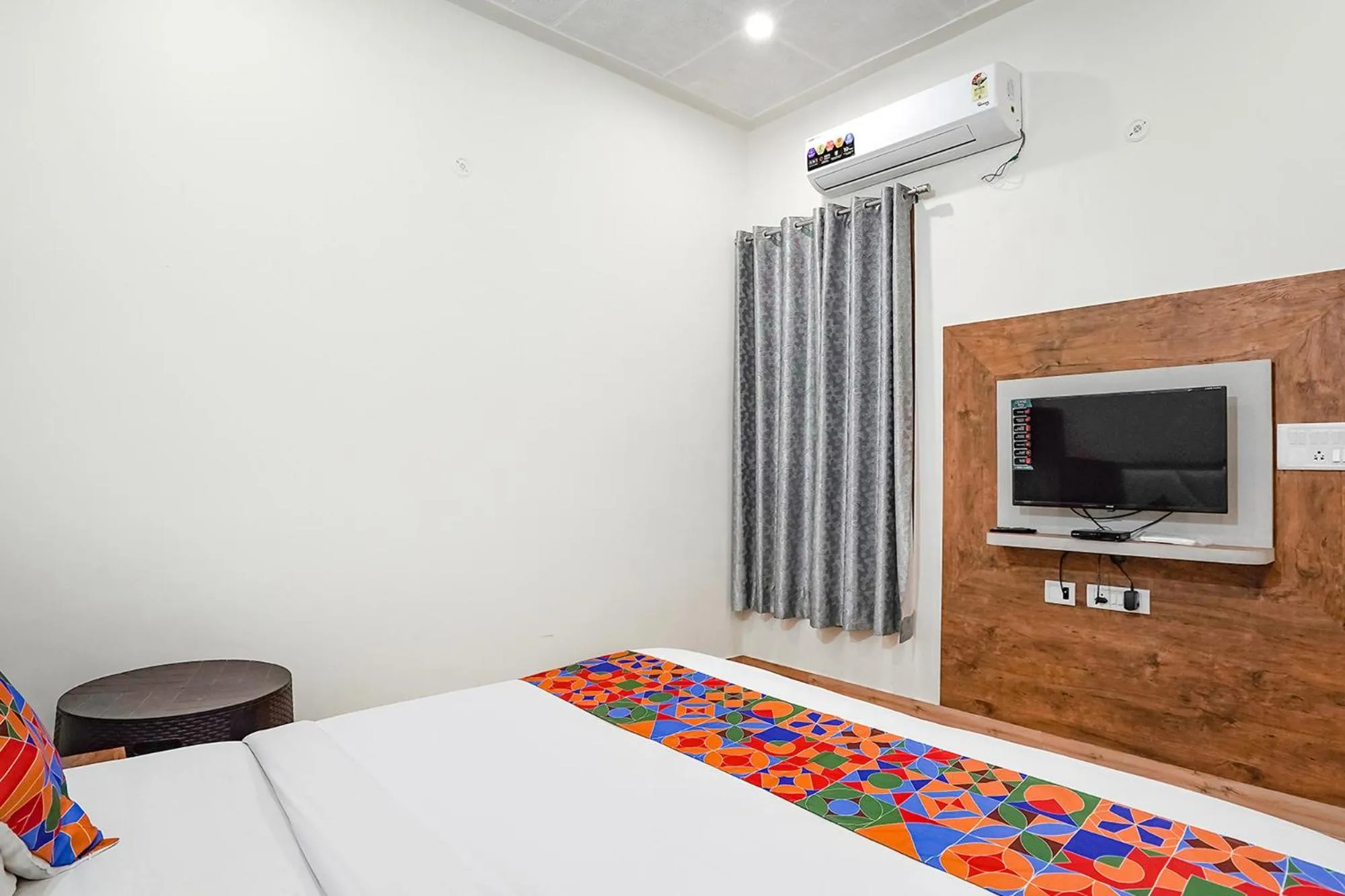 Bed in FabHotel Sirtaj Suits