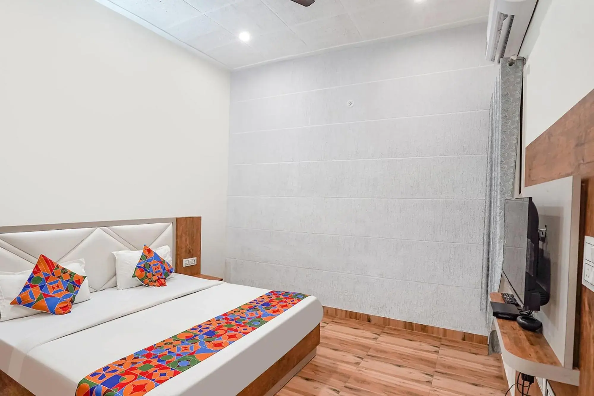 Deluxe Room - single occupancy in FabHotel Sirtaj Suits Deluxe Room - single occupancy in FabHotel Sirtaj Suits