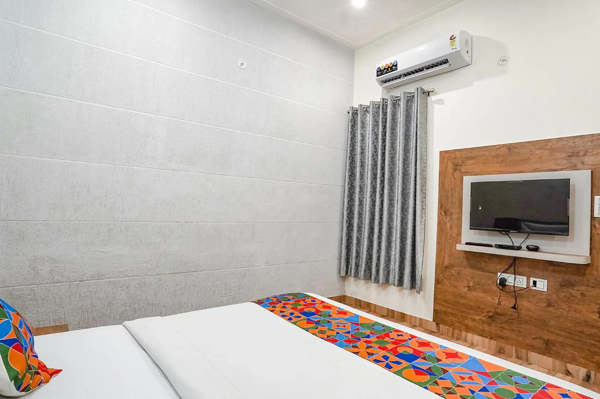 Bed in FabHotel Sirtaj Suits