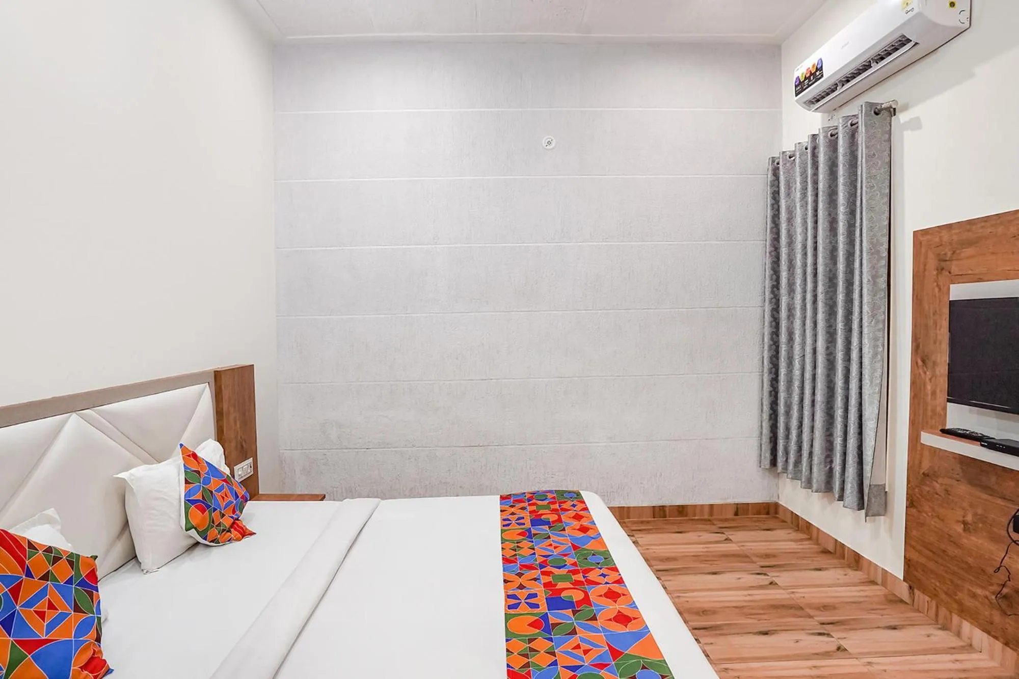 Bed in FabHotel Sirtaj Suits