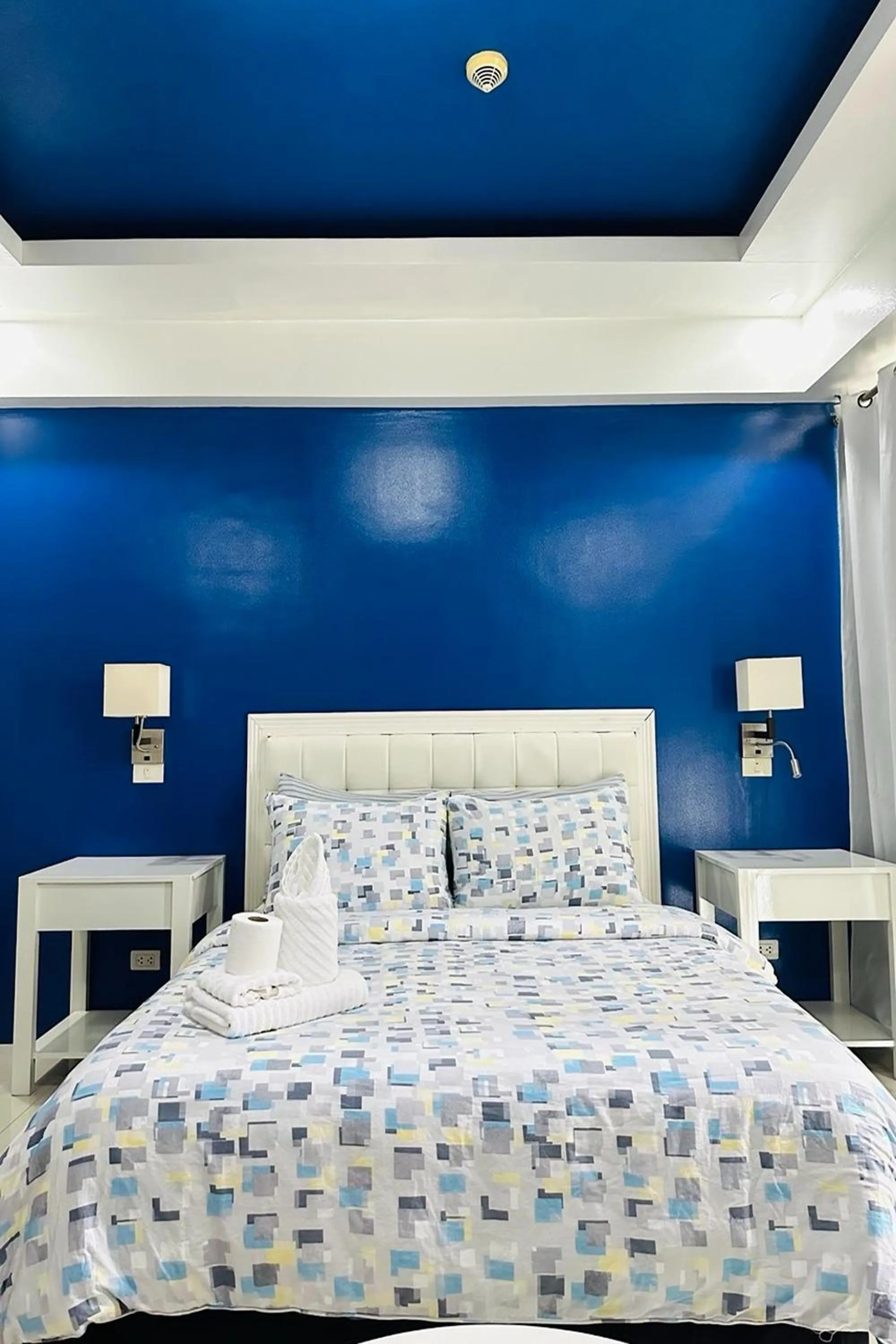 Bed in Del's Condotel across NAIA Terminal 3