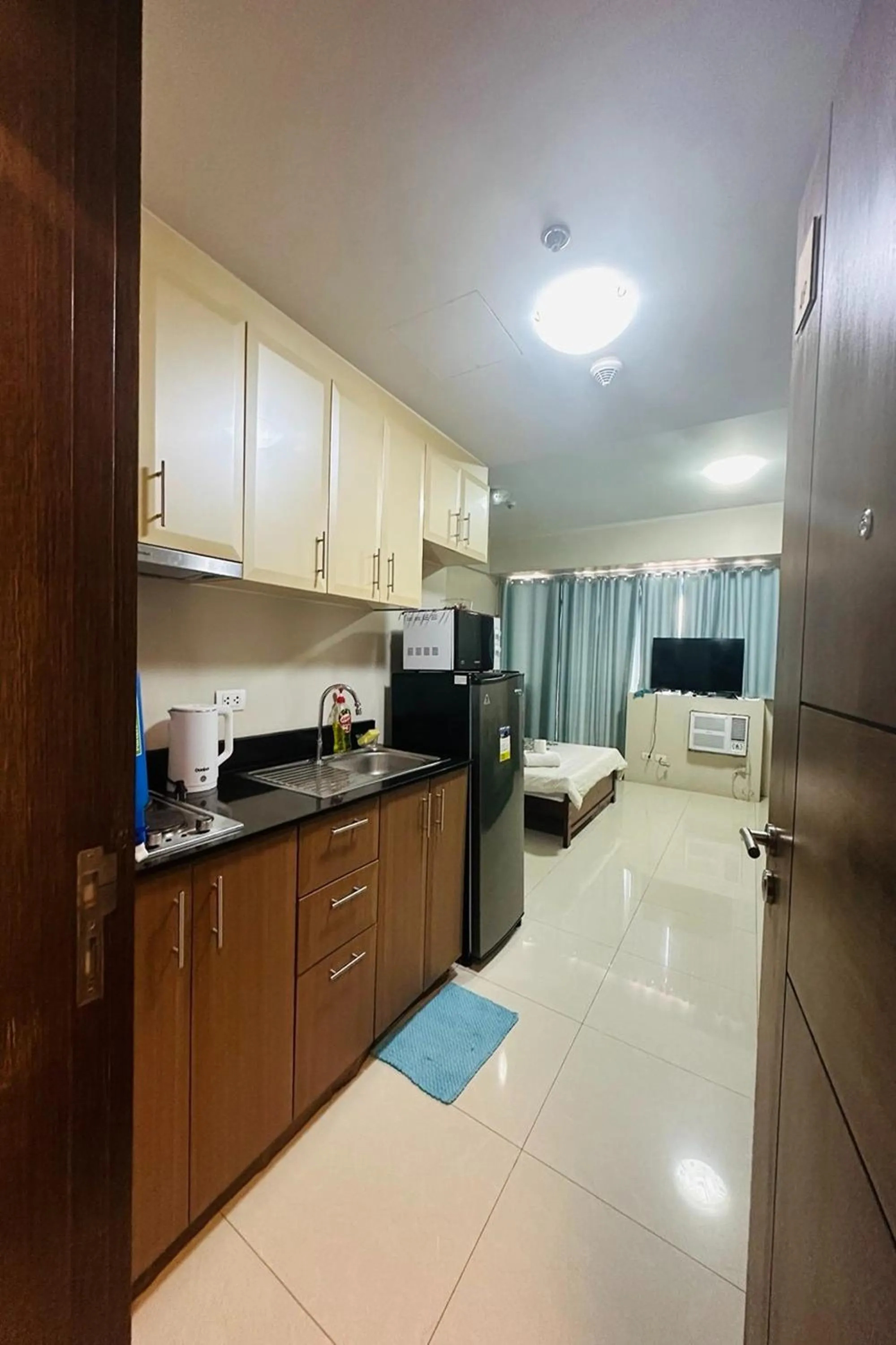 Bed in Del's Condotel across NAIA Terminal 3