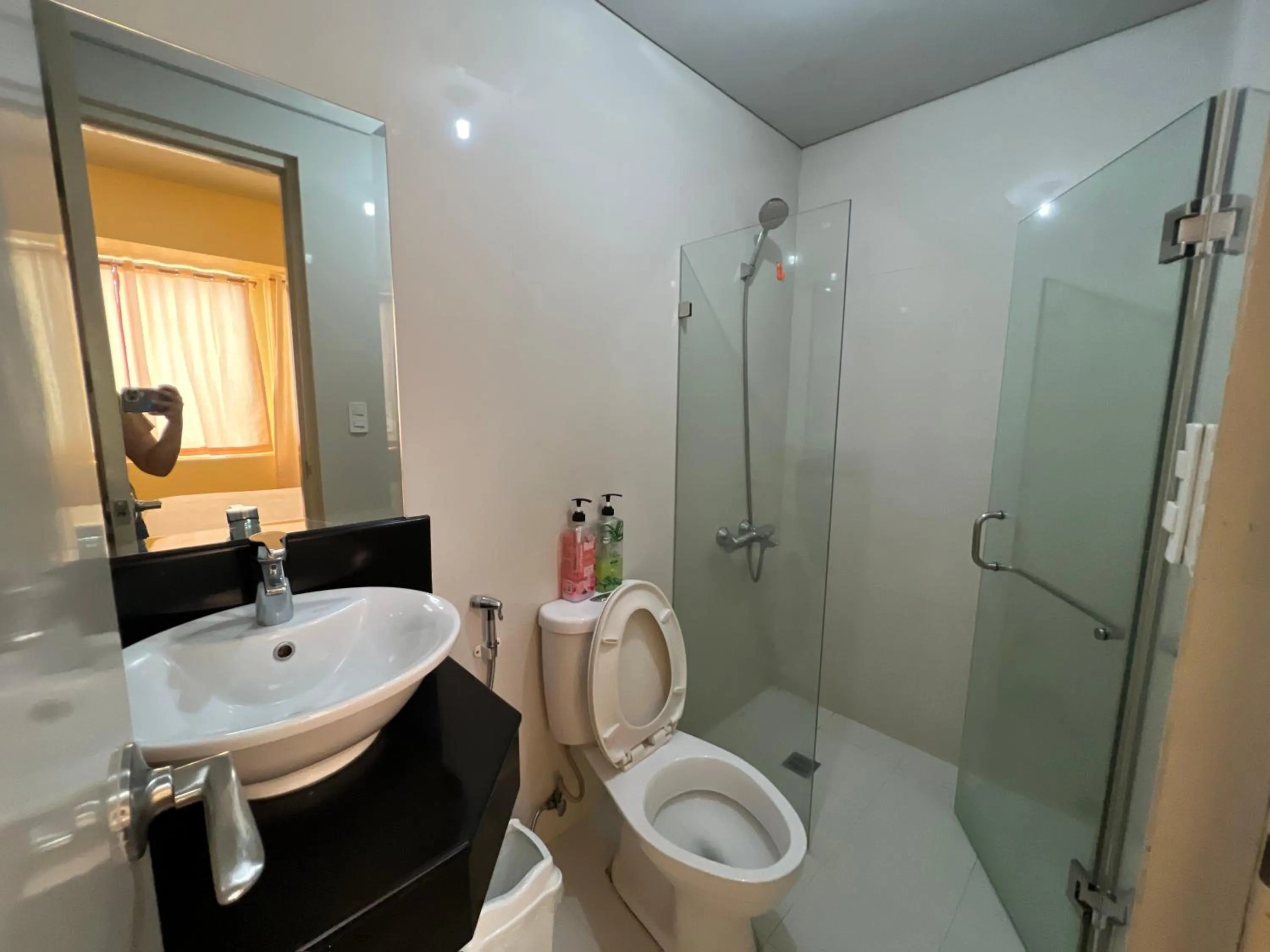 Shower in Del's Condotel across NAIA Terminal 3