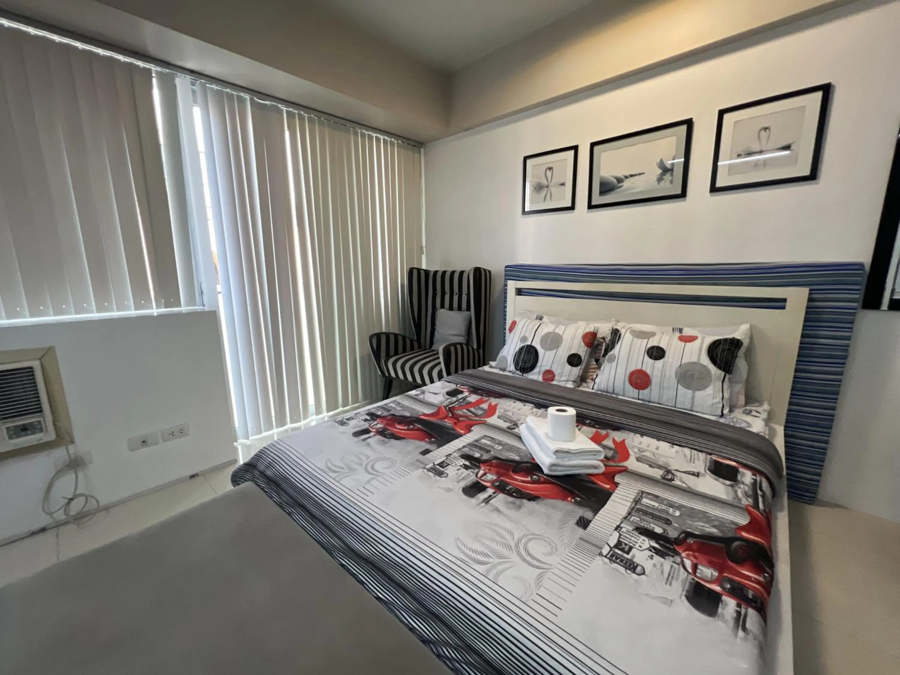 Bed in Del's Condotel across NAIA Terminal 3