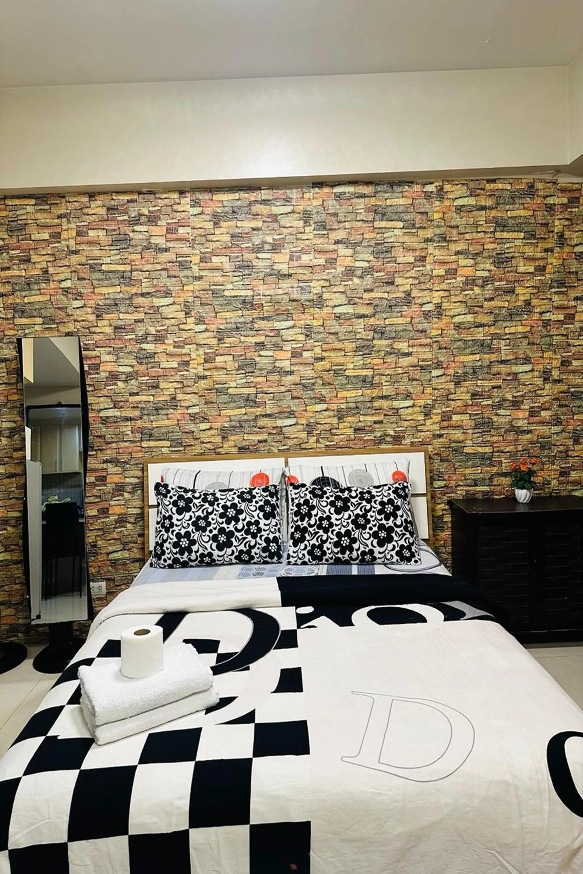 Bed in Del's Condotel across NAIA Terminal 3