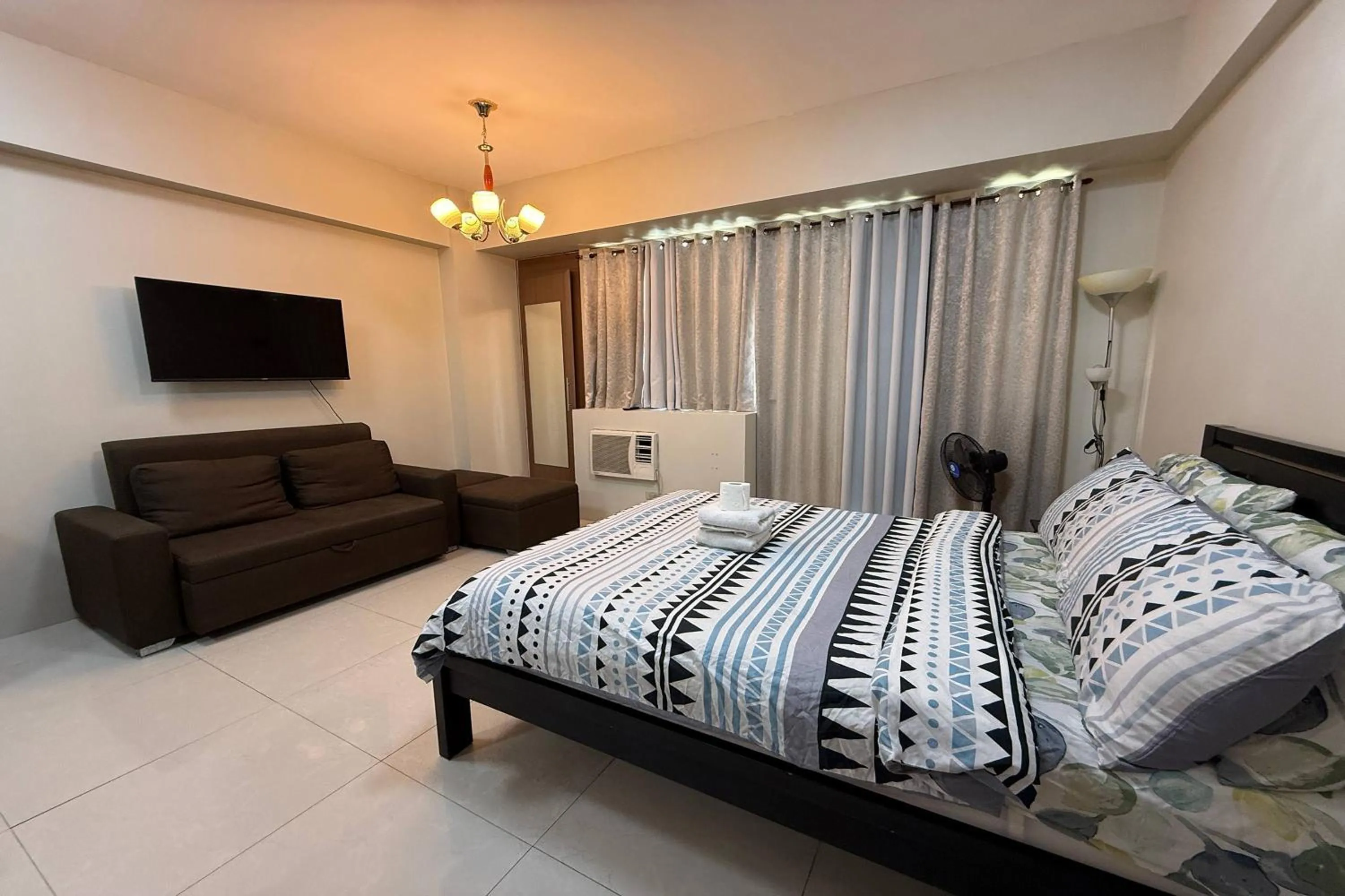 Bed in Del's Condotel across NAIA Terminal 3