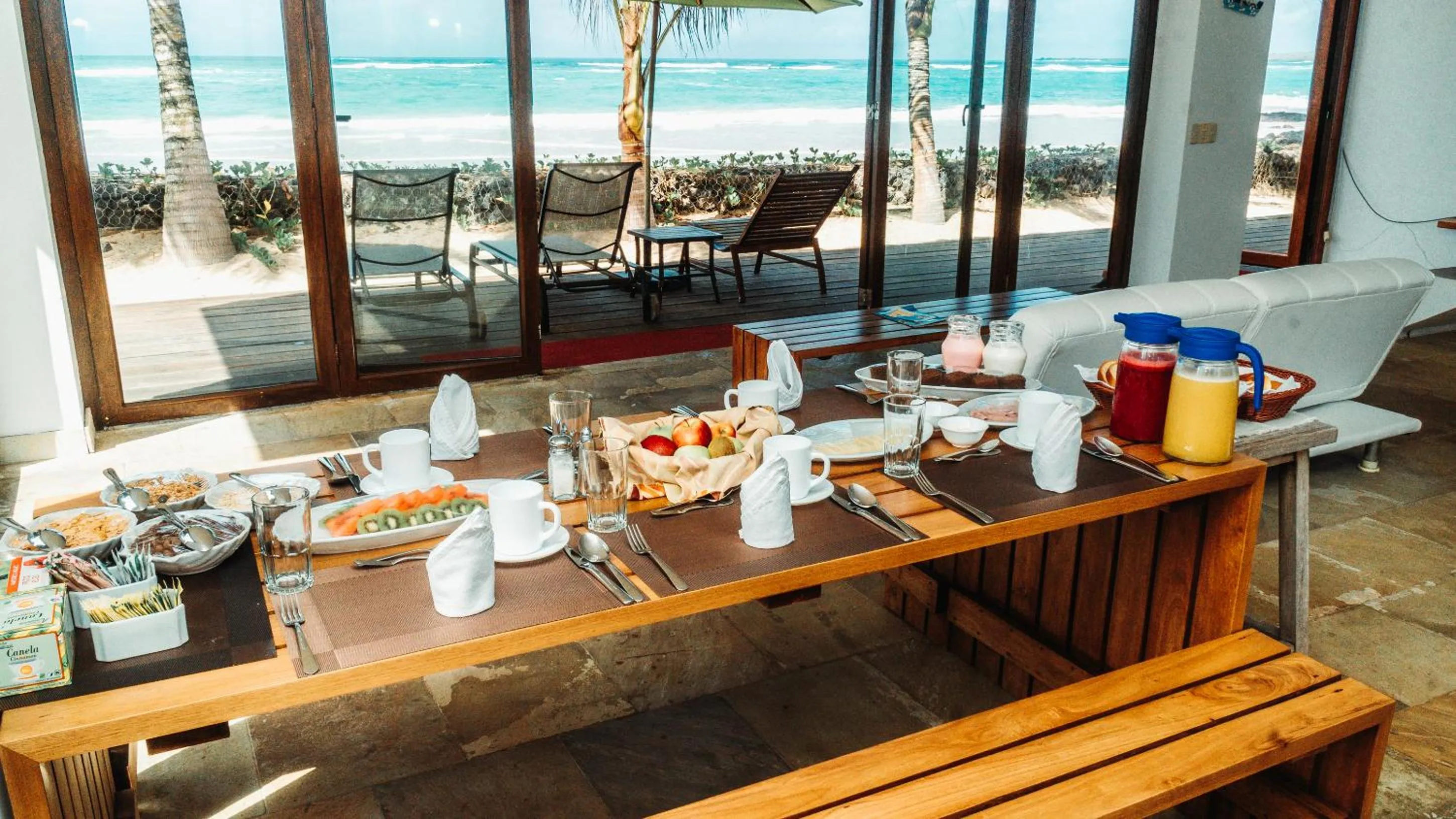 Restaurant/places to eat in Mi Playa Galapagos Beachfront Apartments
