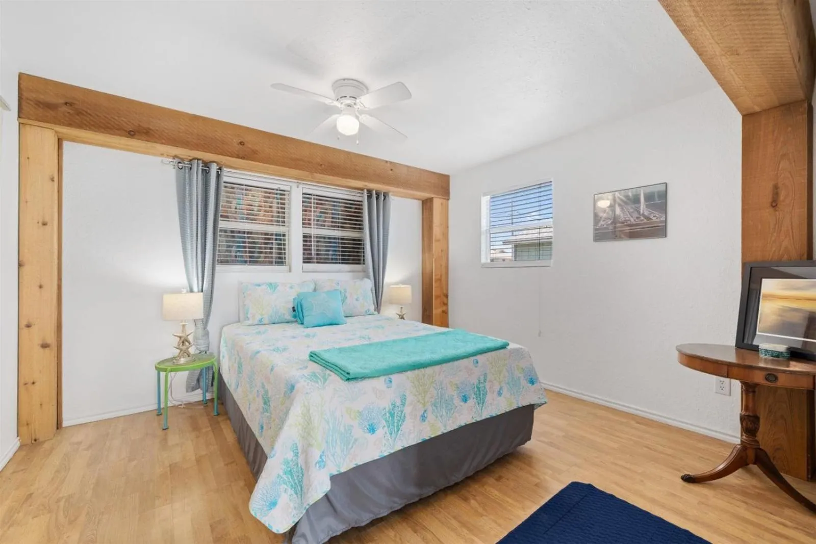 Property building, Bed in Catch & Play on Estes Bay