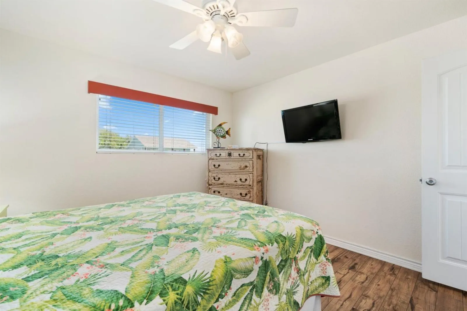 Property building, Bed in Catch & Play on Estes Bay