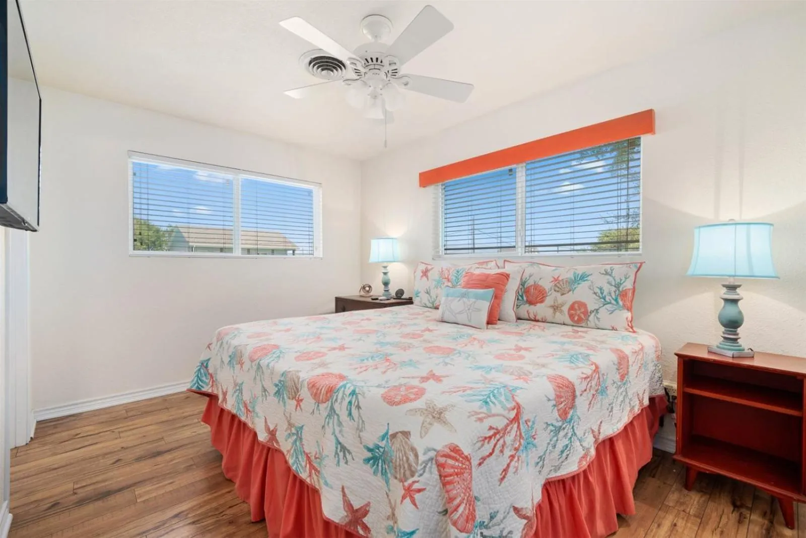 Property building, Bed in Catch & Play on Estes Bay