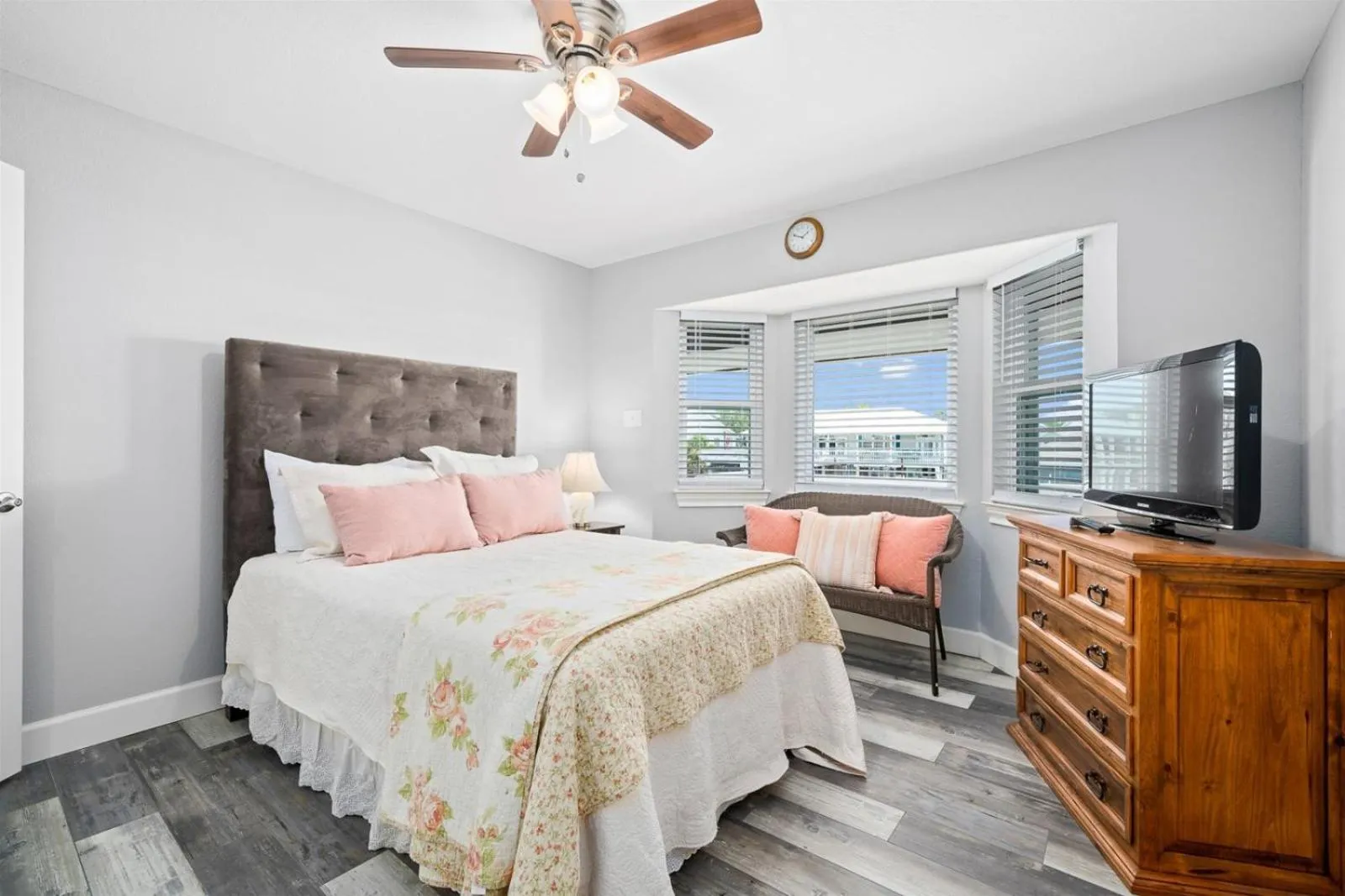 Property building, Bed in Edgewater Escape