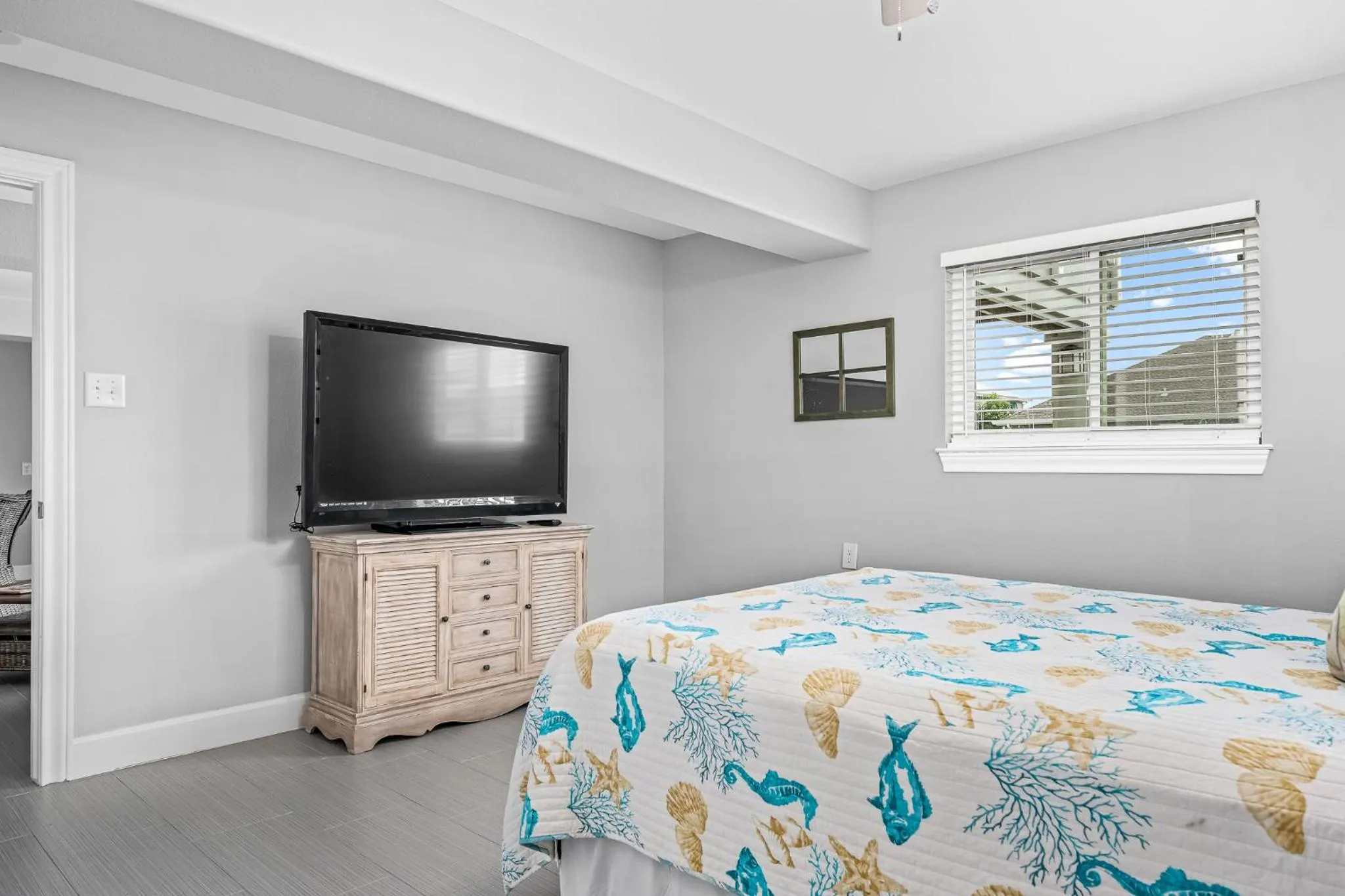 Property building, Bed in Edgewater Escape