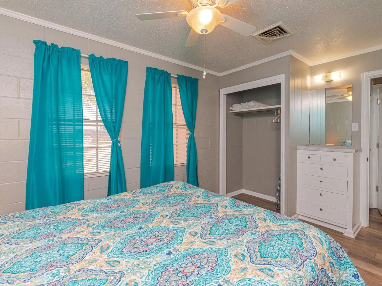 Property building, Bed in Sea Gun Bayhome #128