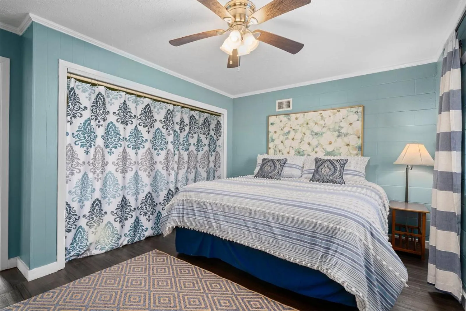 Property building, Bed in Texas Tiki