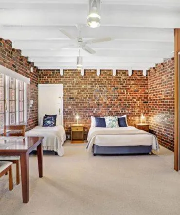 Bathroom, Bed in Greenvale Holiday Units Mansfield