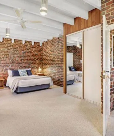 Kitchen or kitchenette, Bed in Greenvale Holiday Units Mansfield