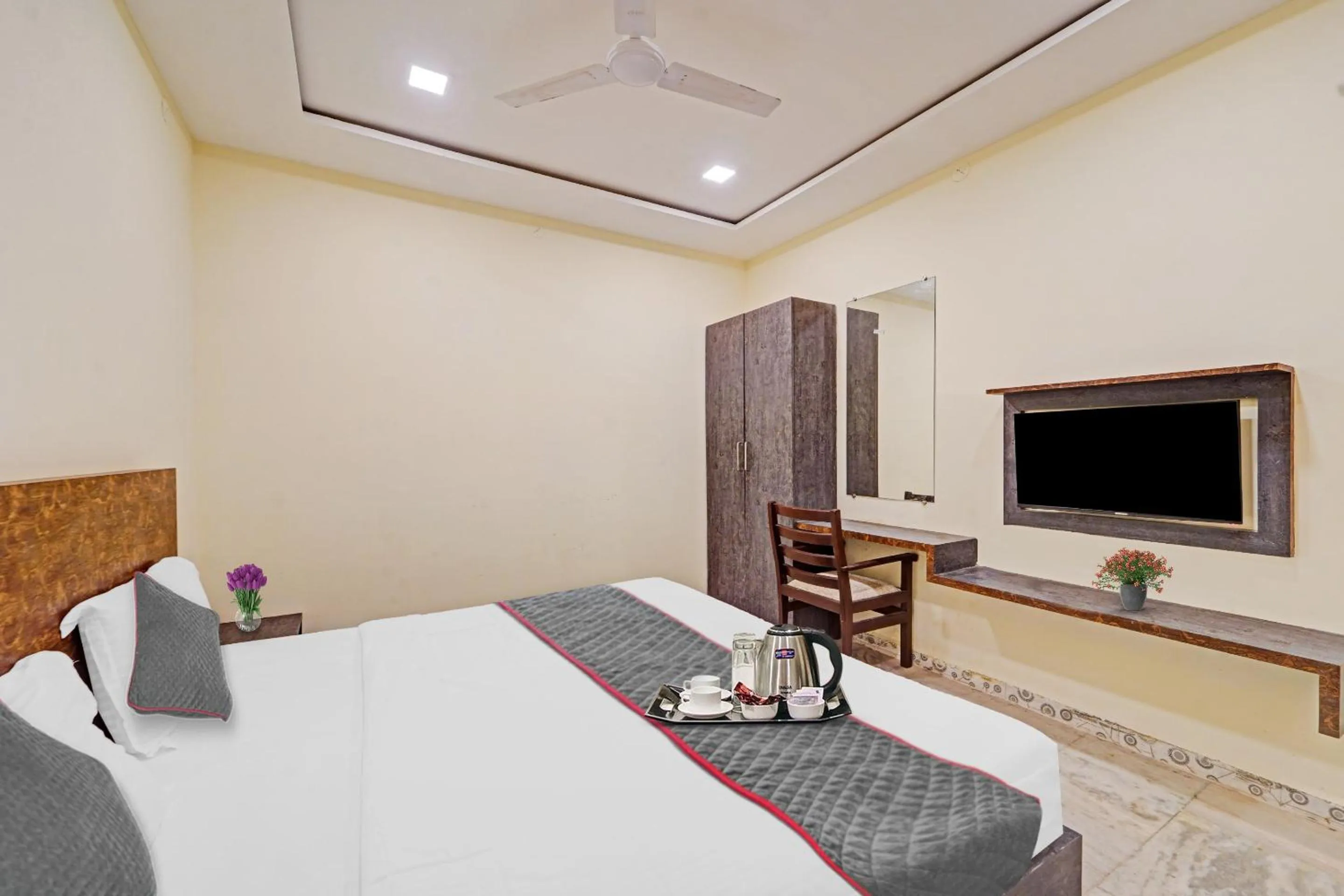 Bedroom, Bed in Collection O by OYO Yash Inn