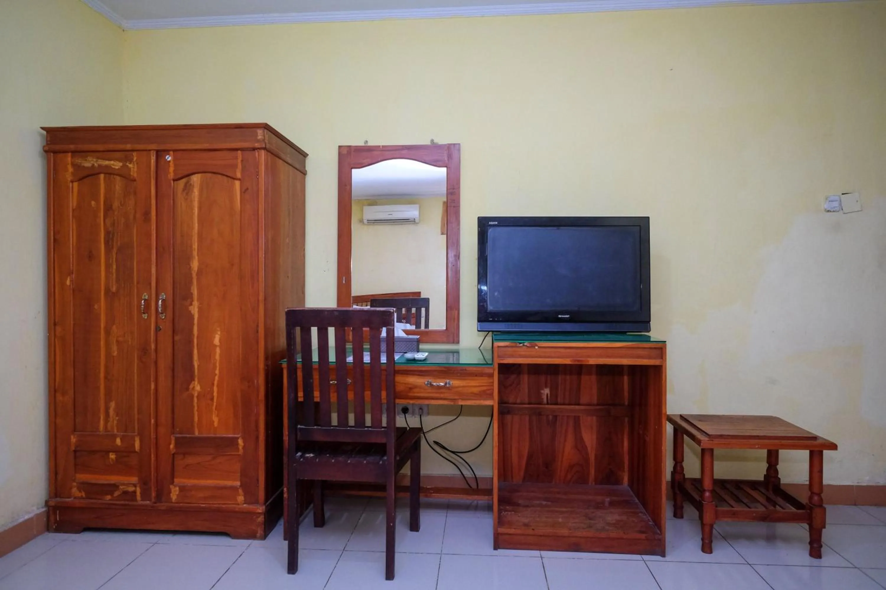 wardrobe, TV/Entertainment Center in RedDoorz near Pelabuhan Nusantara Parepare