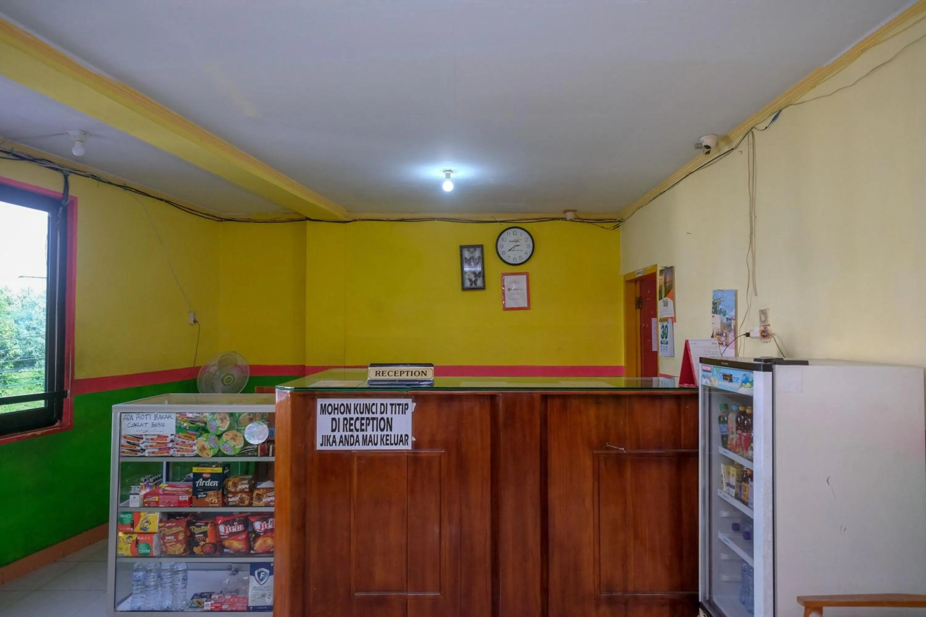 Lobby or reception, Lobby/Reception in RedDoorz near Pelabuhan Nusantara Parepare