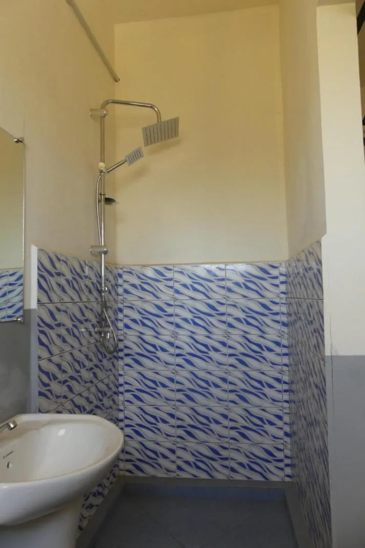 Shower in Centre Lucien Botovasoa