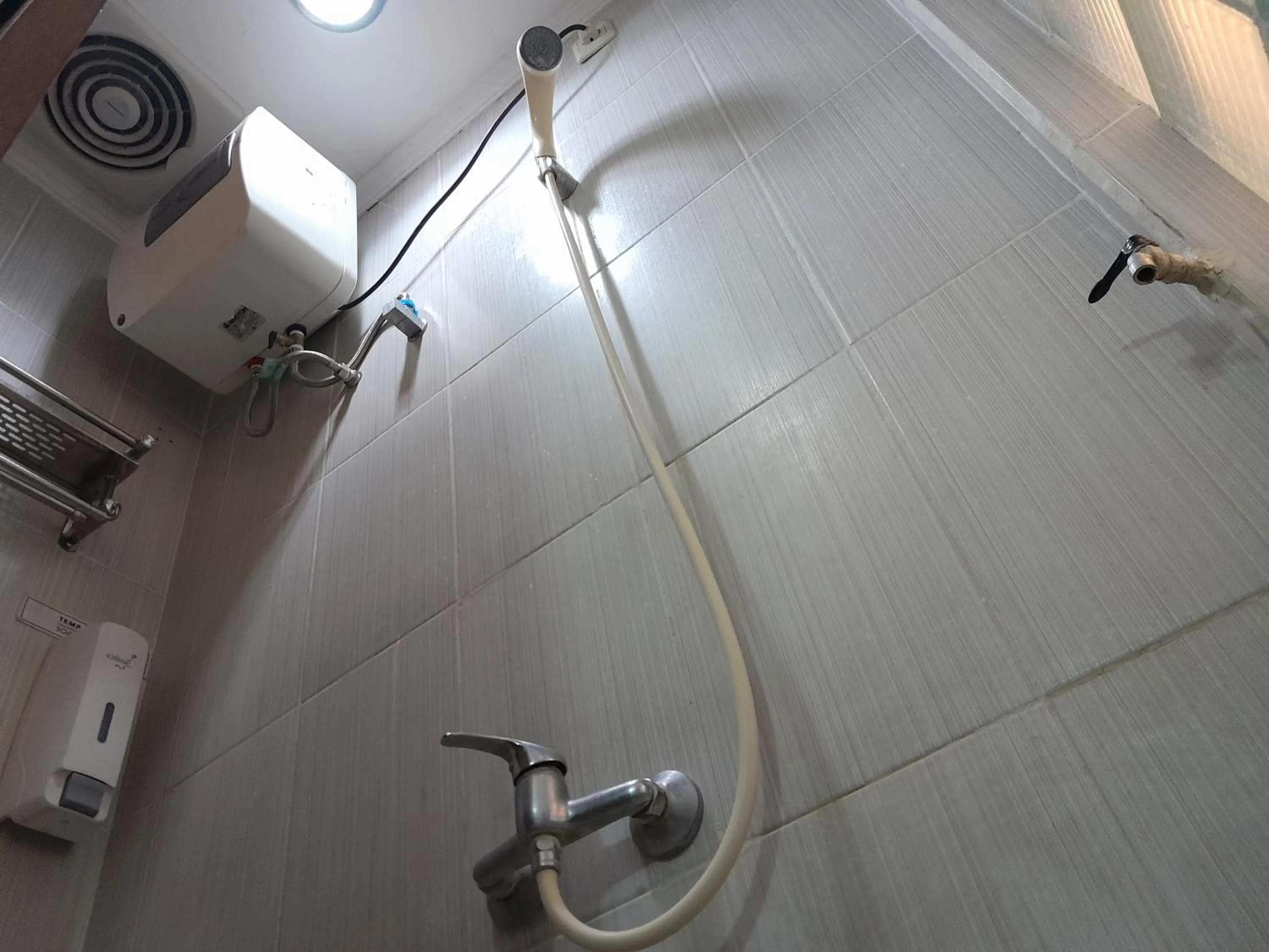 Shower in The Green Winotosastro Hotel Yogyakarta