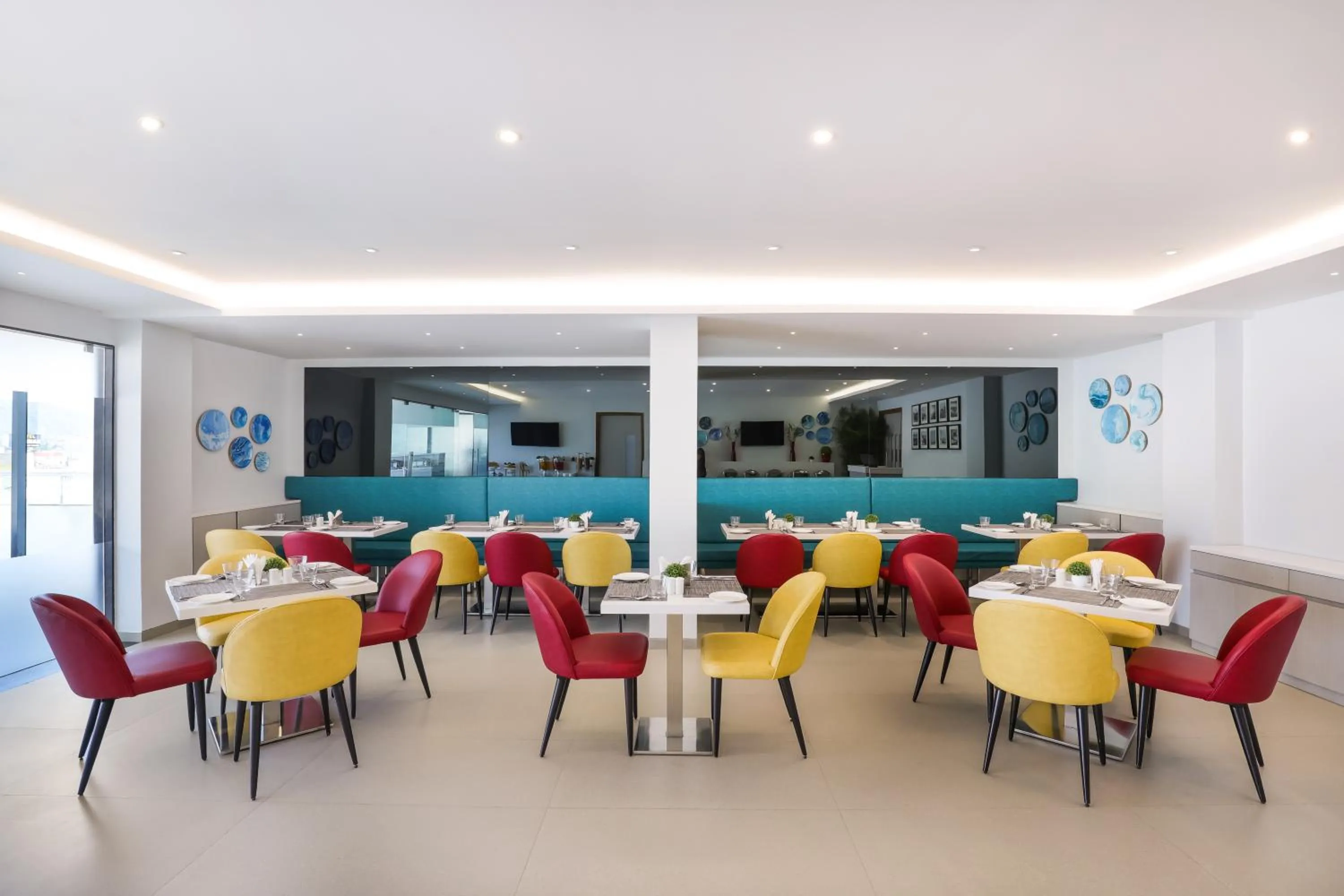 Restaurant/places to eat in Keys Lite By Lemon Tree Hotels Sreekanya