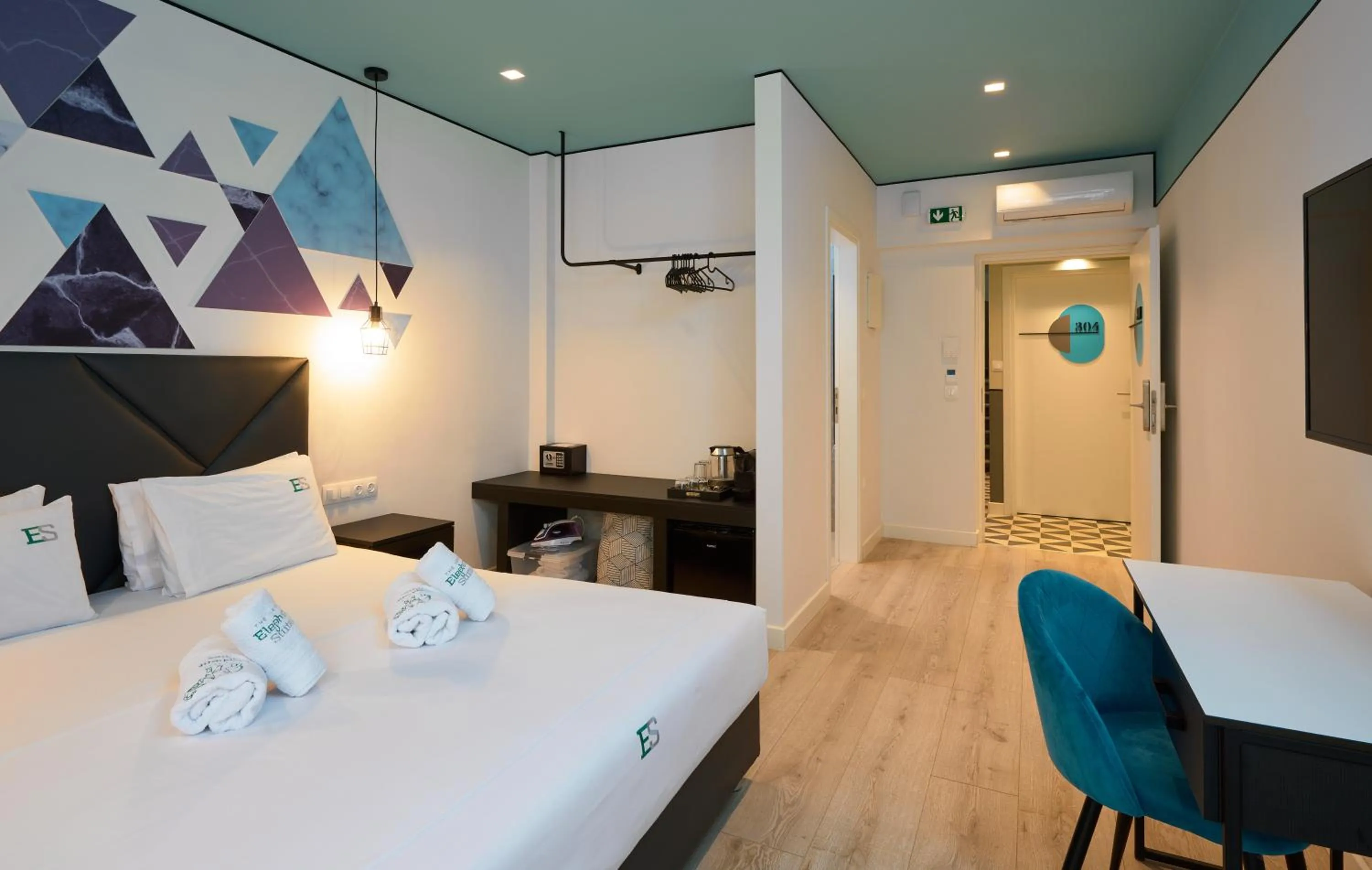 Photo of the whole room, Bed in Urban Elephant Suites