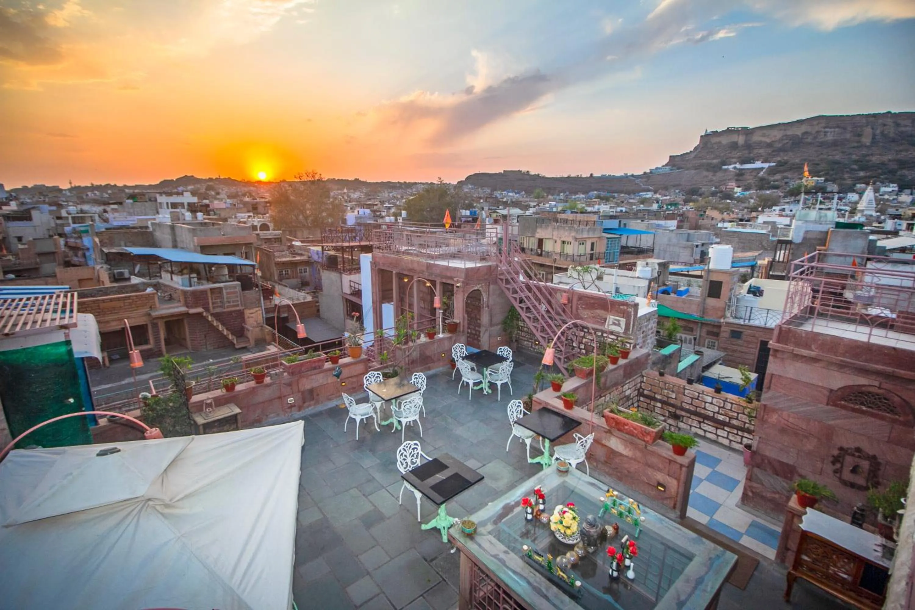 Restaurant/places to eat in Amritara Manak Haveli, Jodhpur