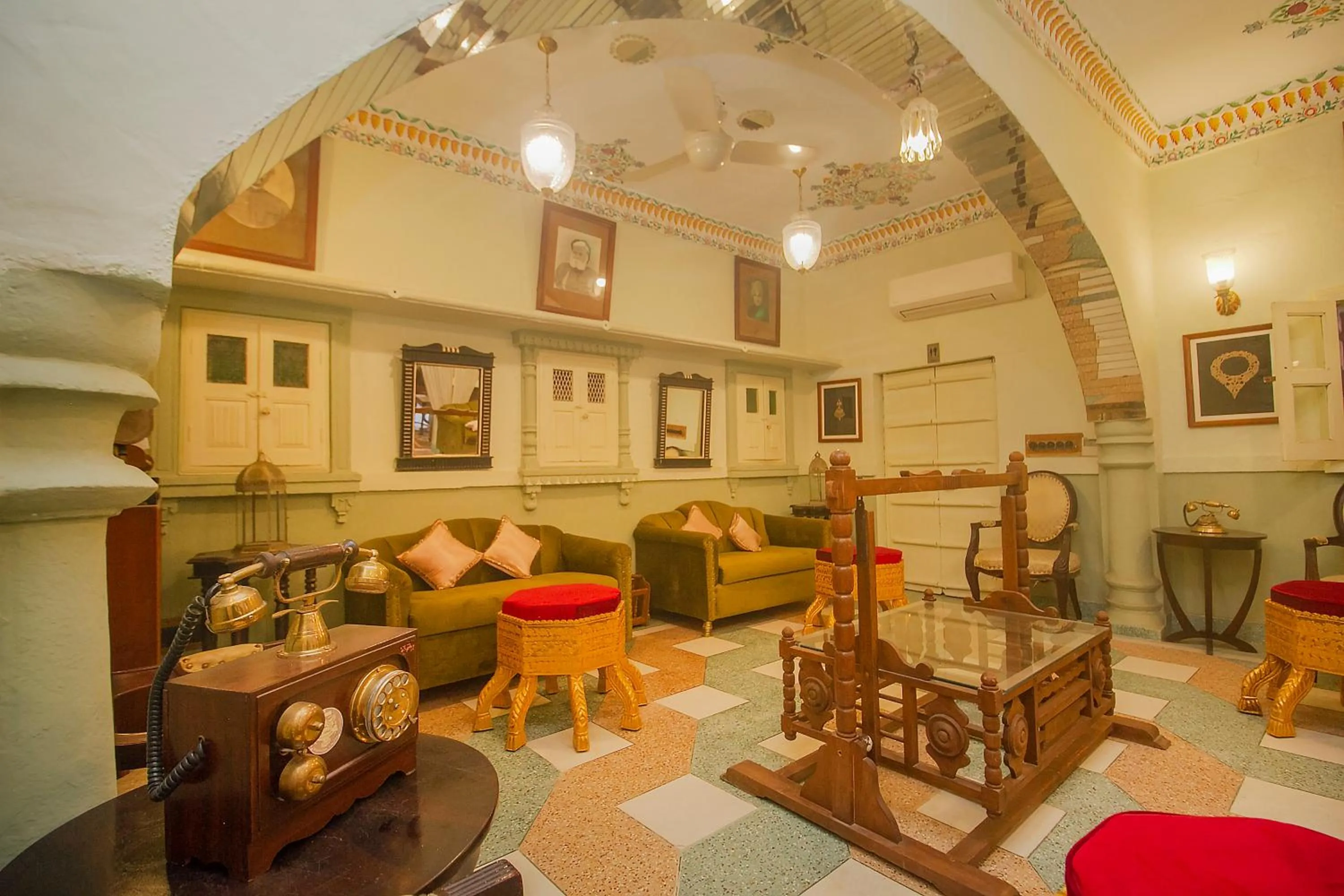 Seating area in Amritara Manak Haveli, Jodhpur