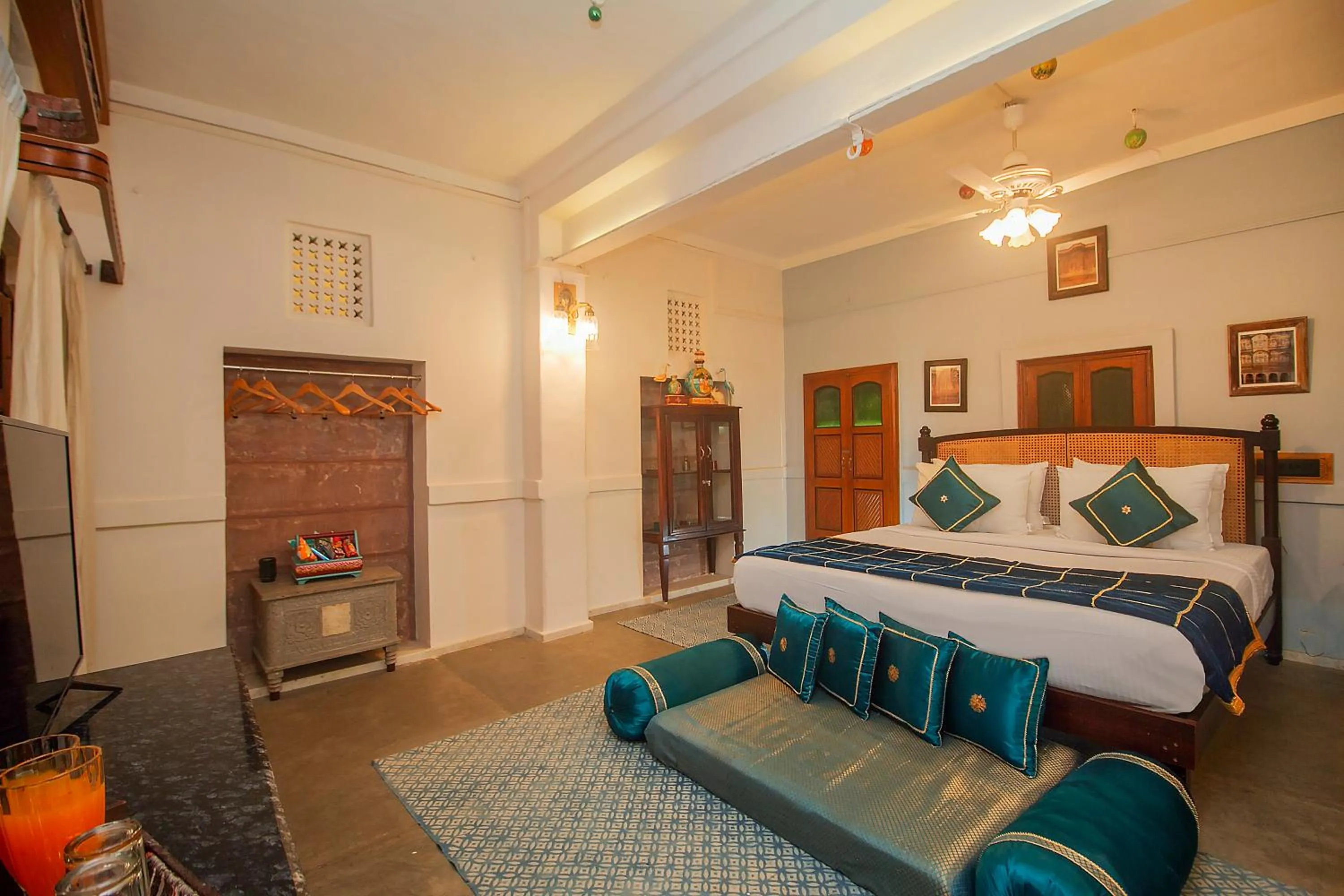 Bedroom, Bed in Amritara Manak Haveli, Jodhpur