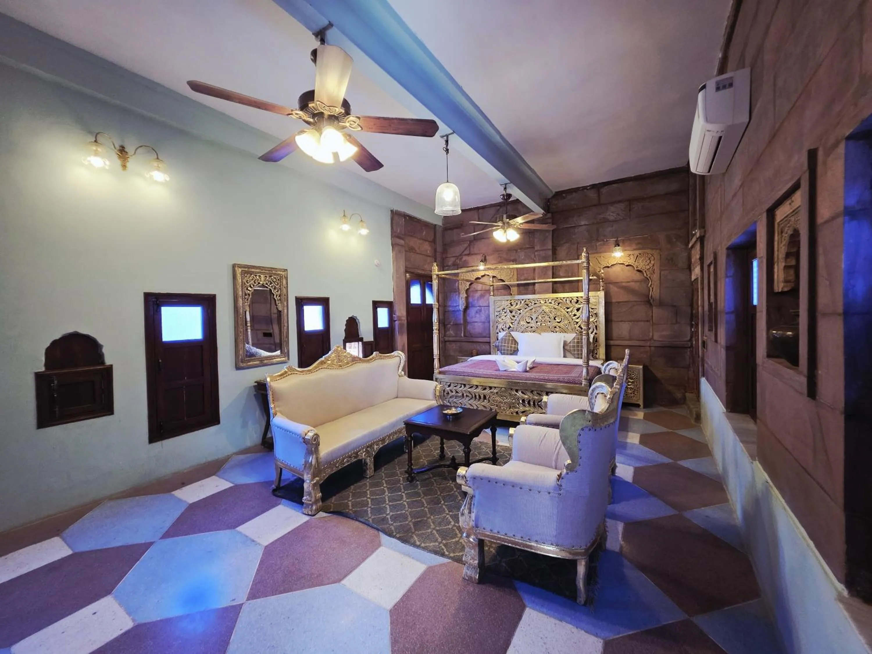 Bed in Amritara Manak Haveli, Jodhpur