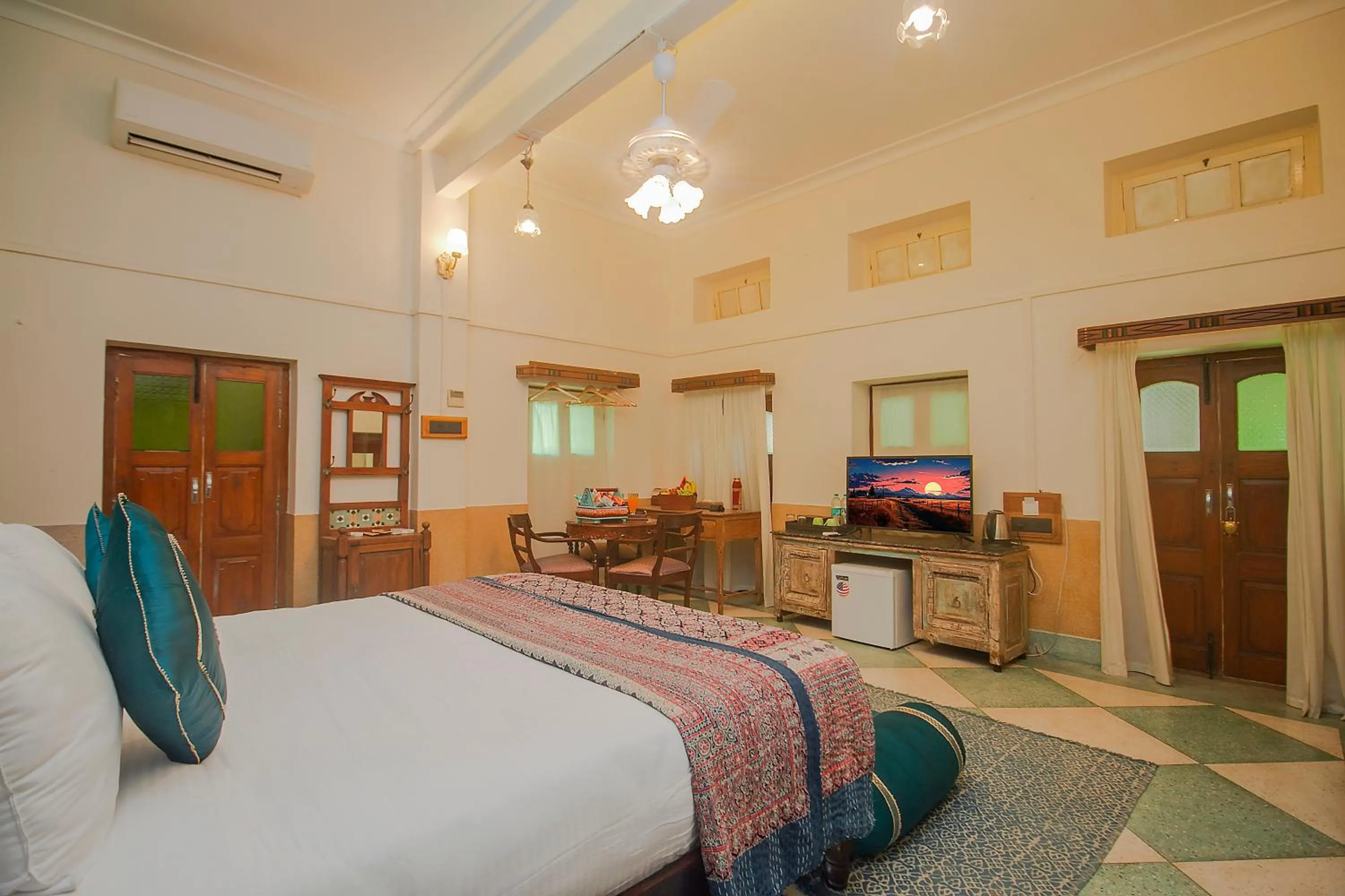 room service, Bed in Amritara Manak Haveli, Jodhpur