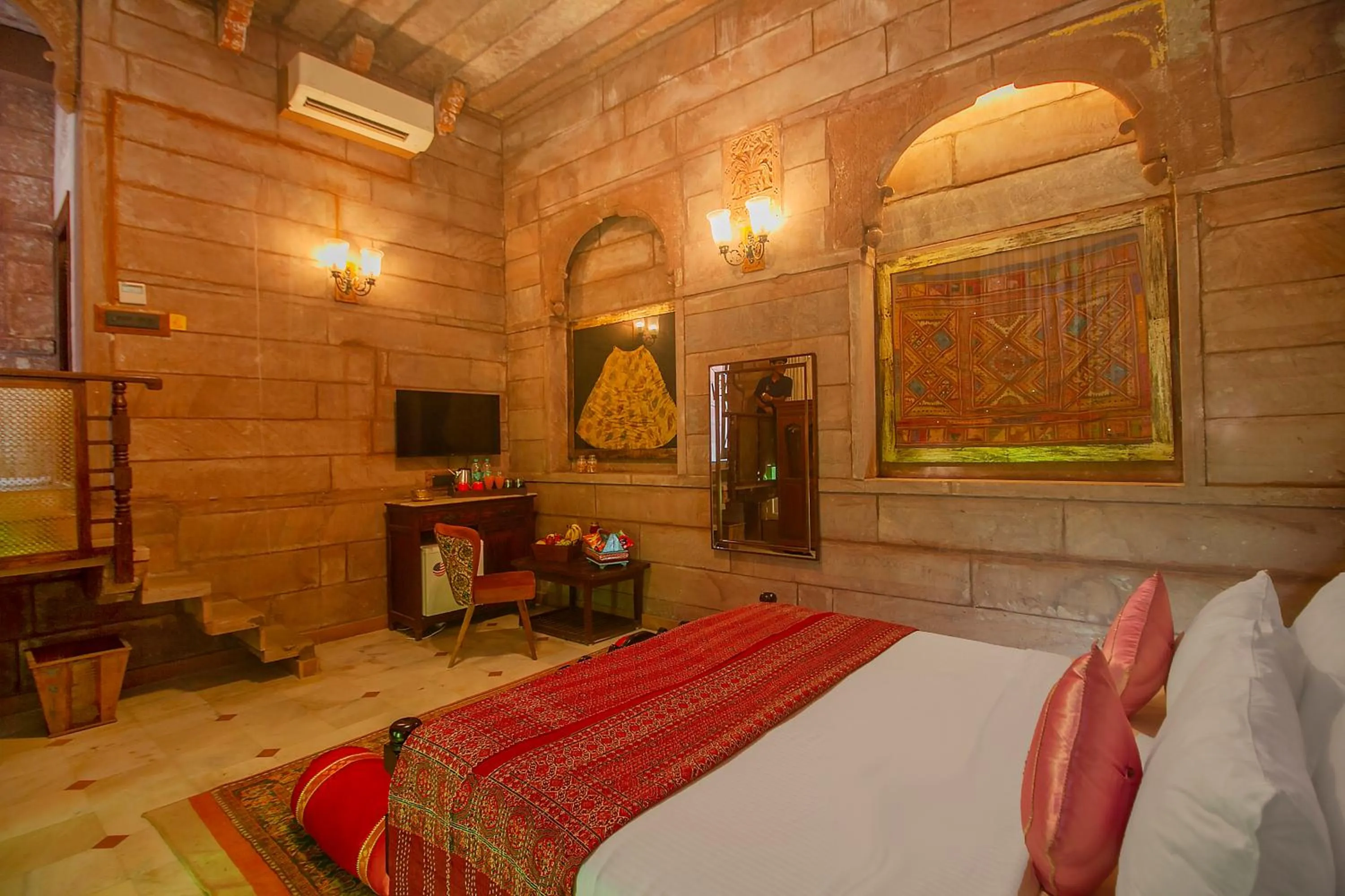 Bed in Amritara Manak Haveli, Jodhpur