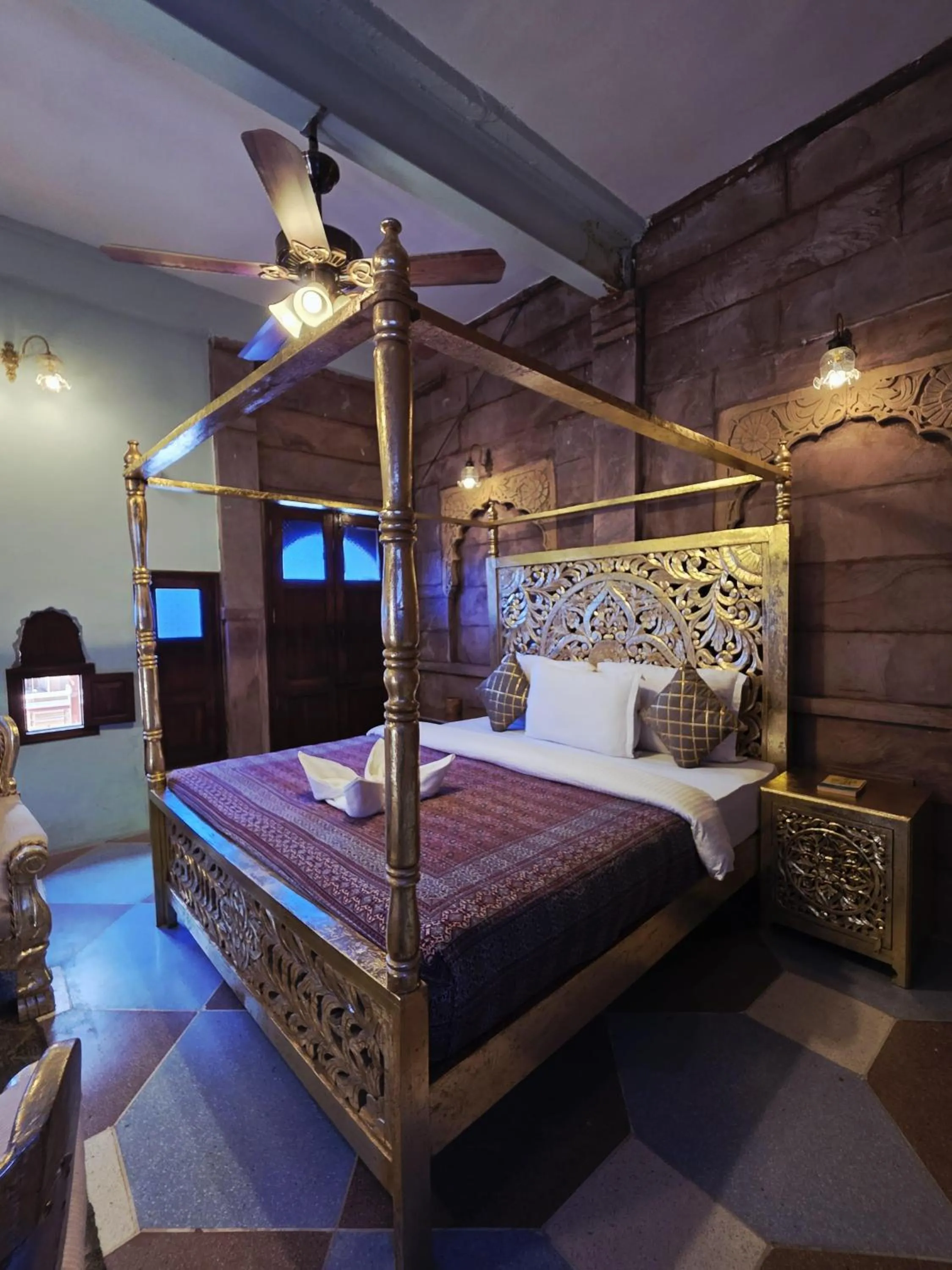 Bed in Amritara Manak Haveli, Jodhpur