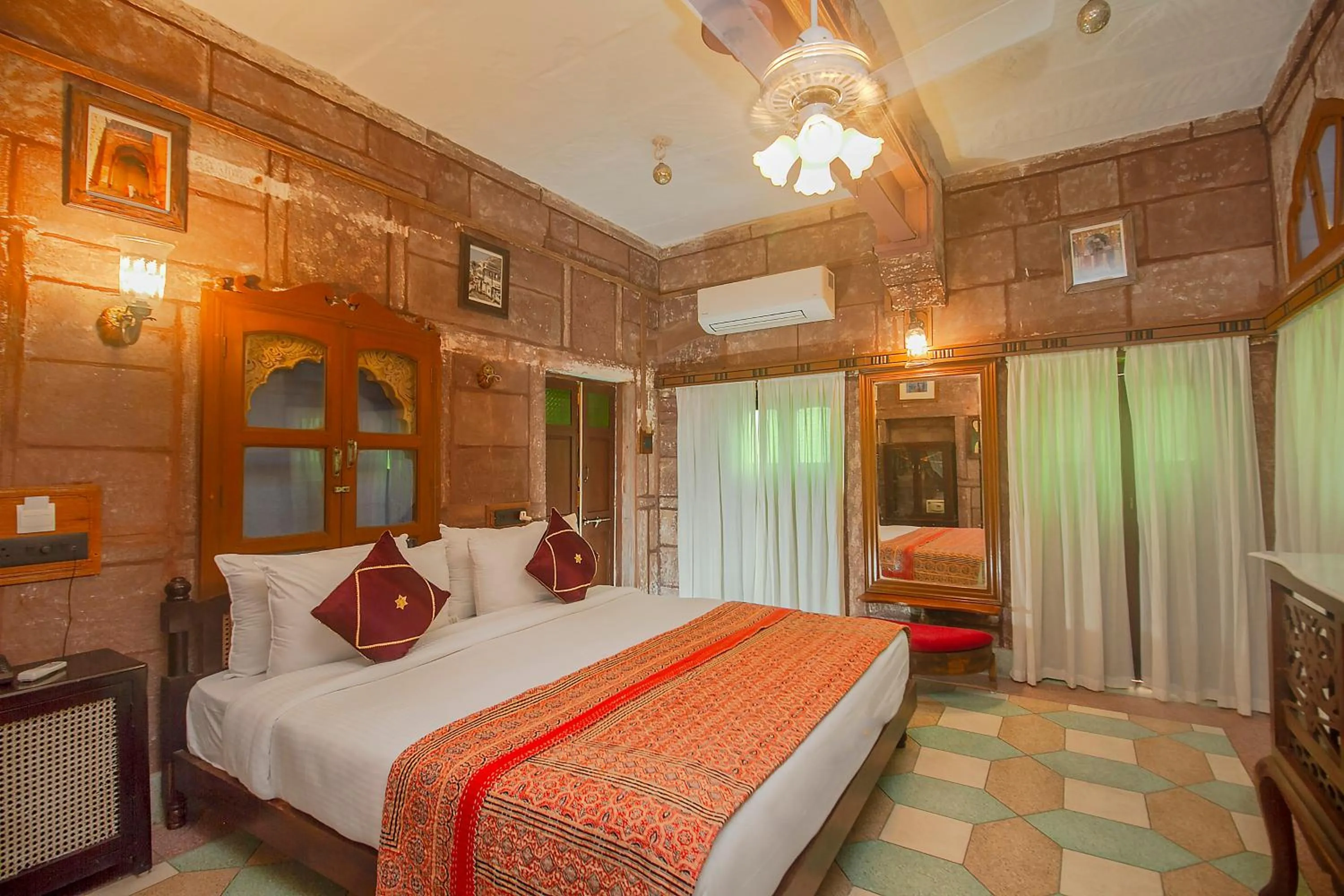 Bedroom, Bed in Amritara Manak Haveli, Jodhpur