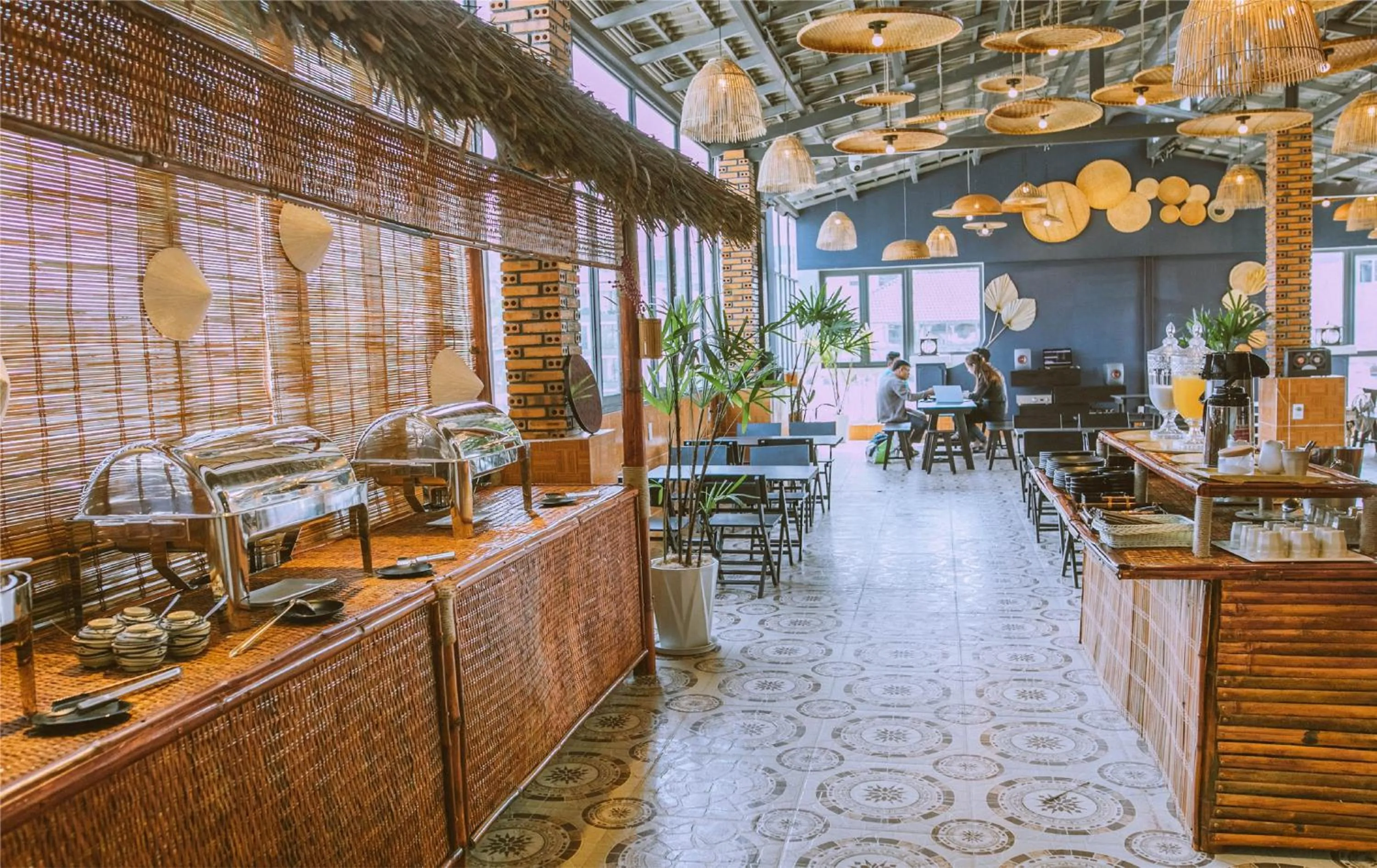 Restaurant/places to eat in Le Gia Hotel