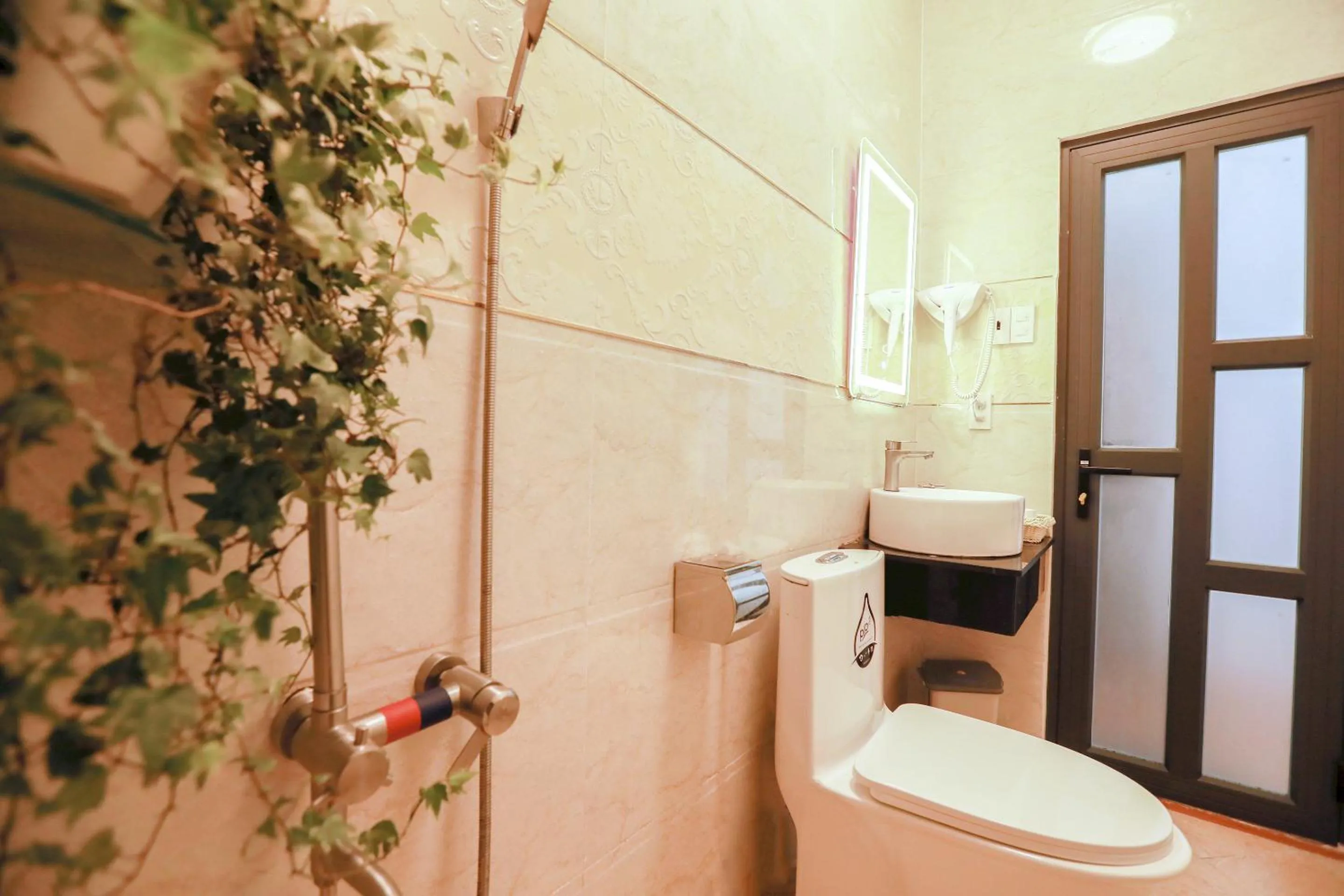 Toilet in Le Gia Hotel