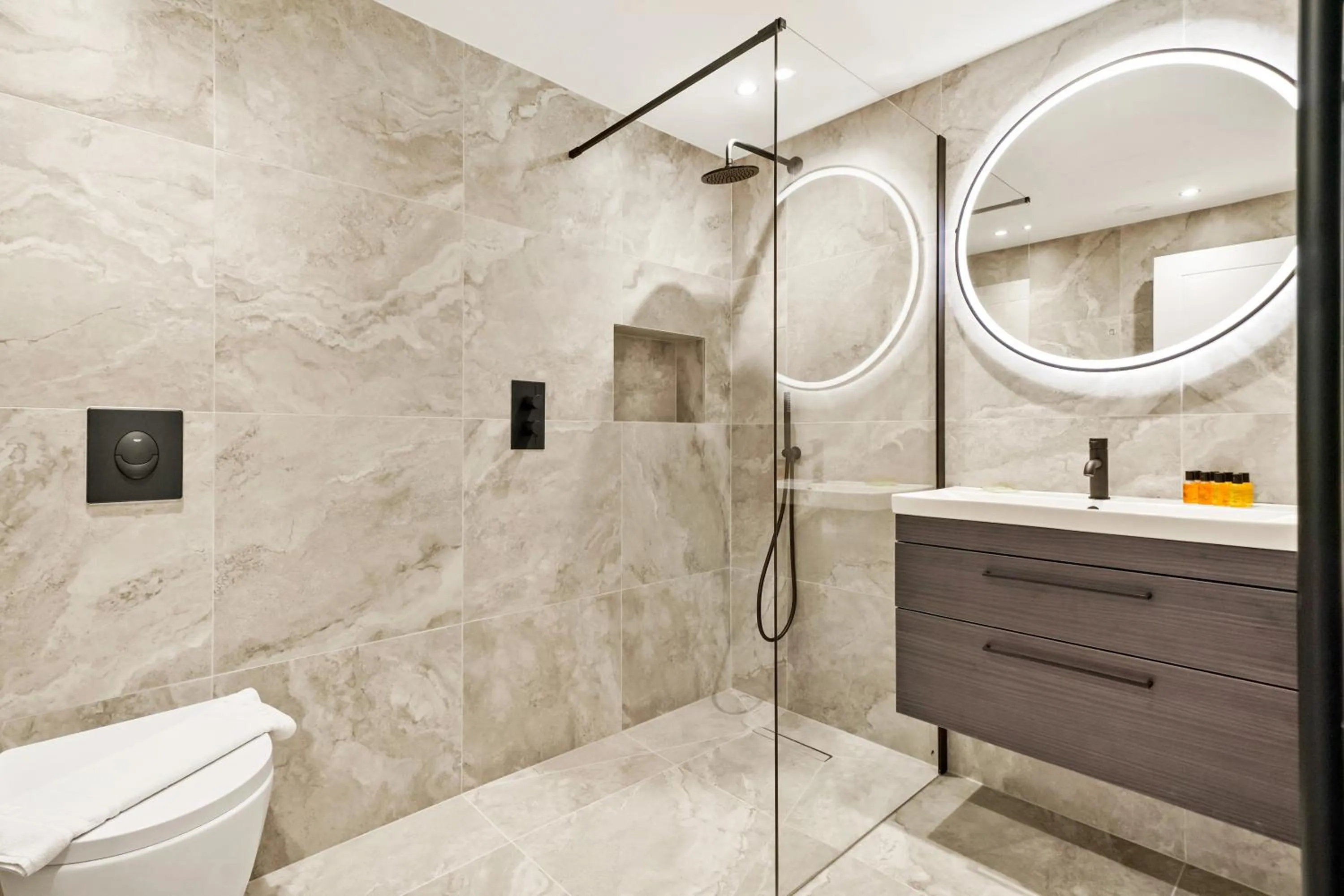 Shower in Executive 1 & 2 Bed Apartments in heart of London FREE WIFI by City Stay Aparts London