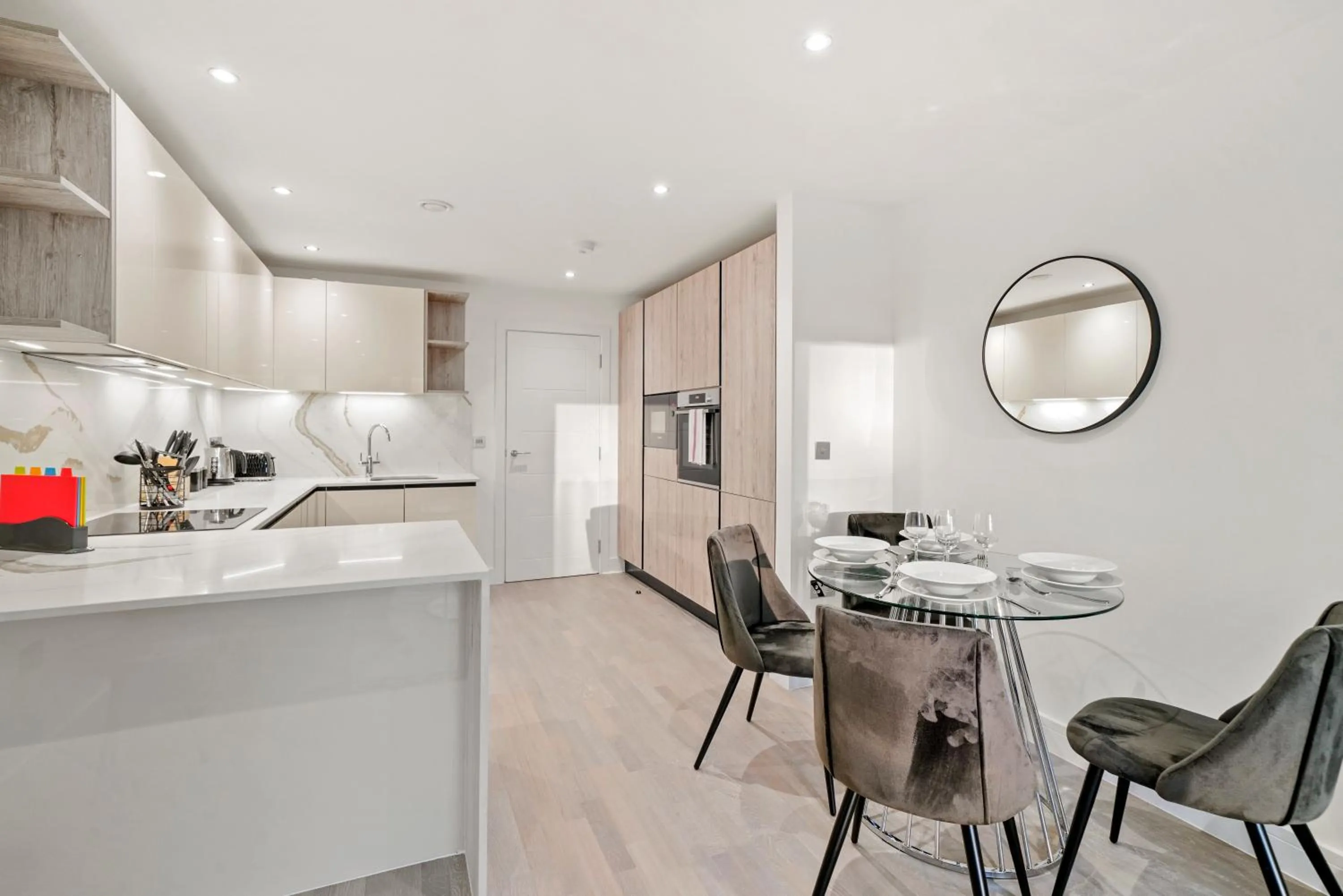 Kitchen or kitchenette in Executive 1 & 2 Bed Apartments in heart of London FREE WIFI by City Stay Aparts London