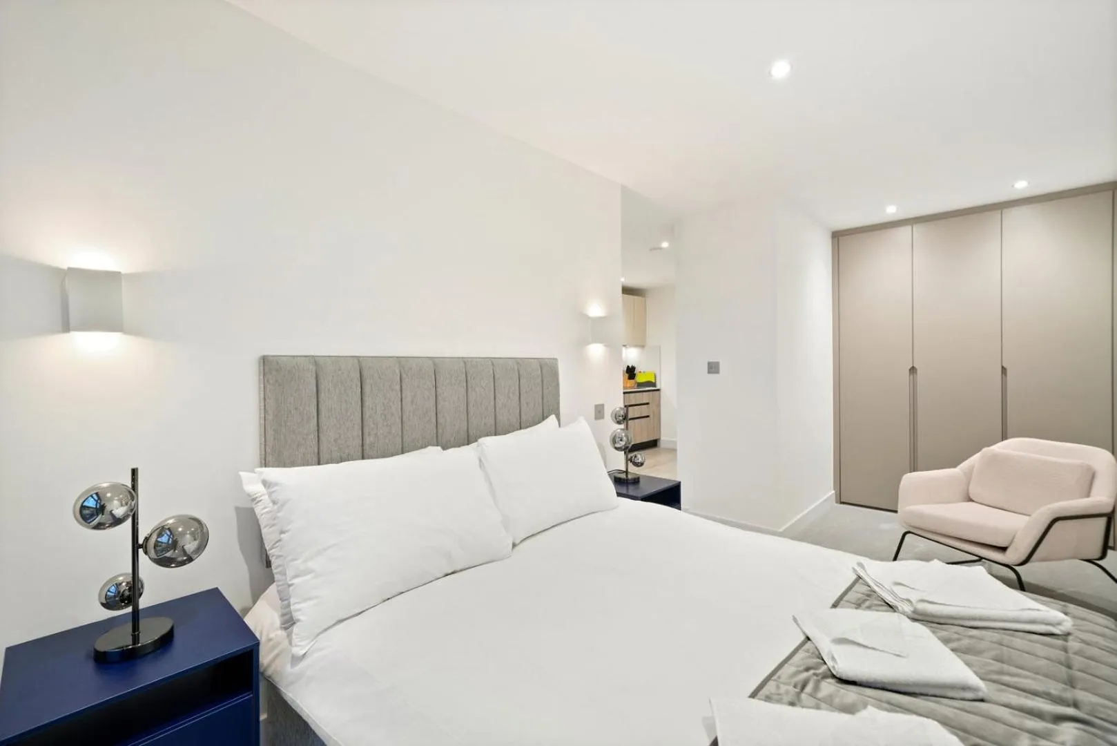 Bed in Executive 1 & 2 Bed Apartments in heart of London FREE WIFI by City Stay Aparts London
