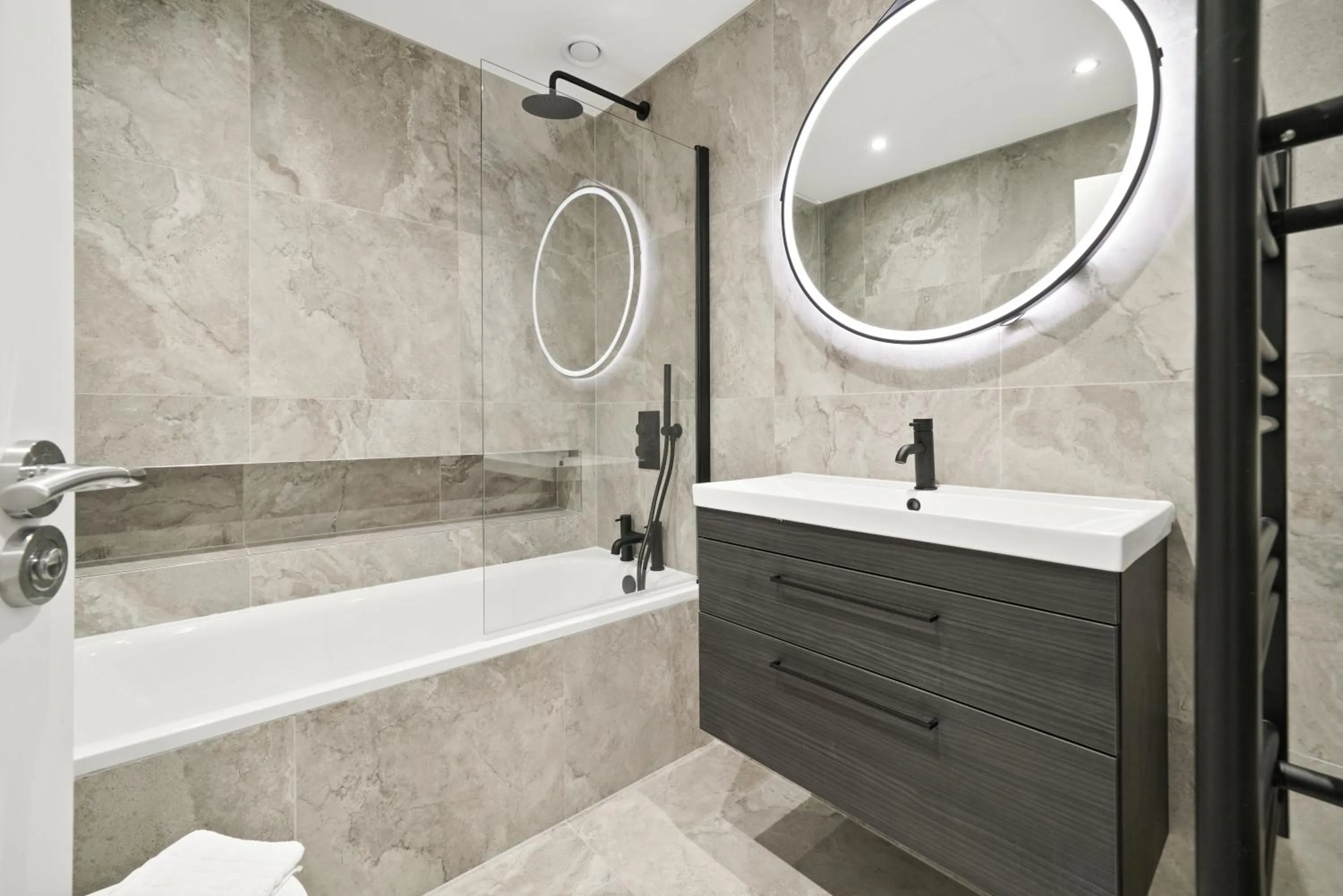 Bathroom in Executive 1 & 2 Bed Apartments in heart of London FREE WIFI by City Stay Aparts London