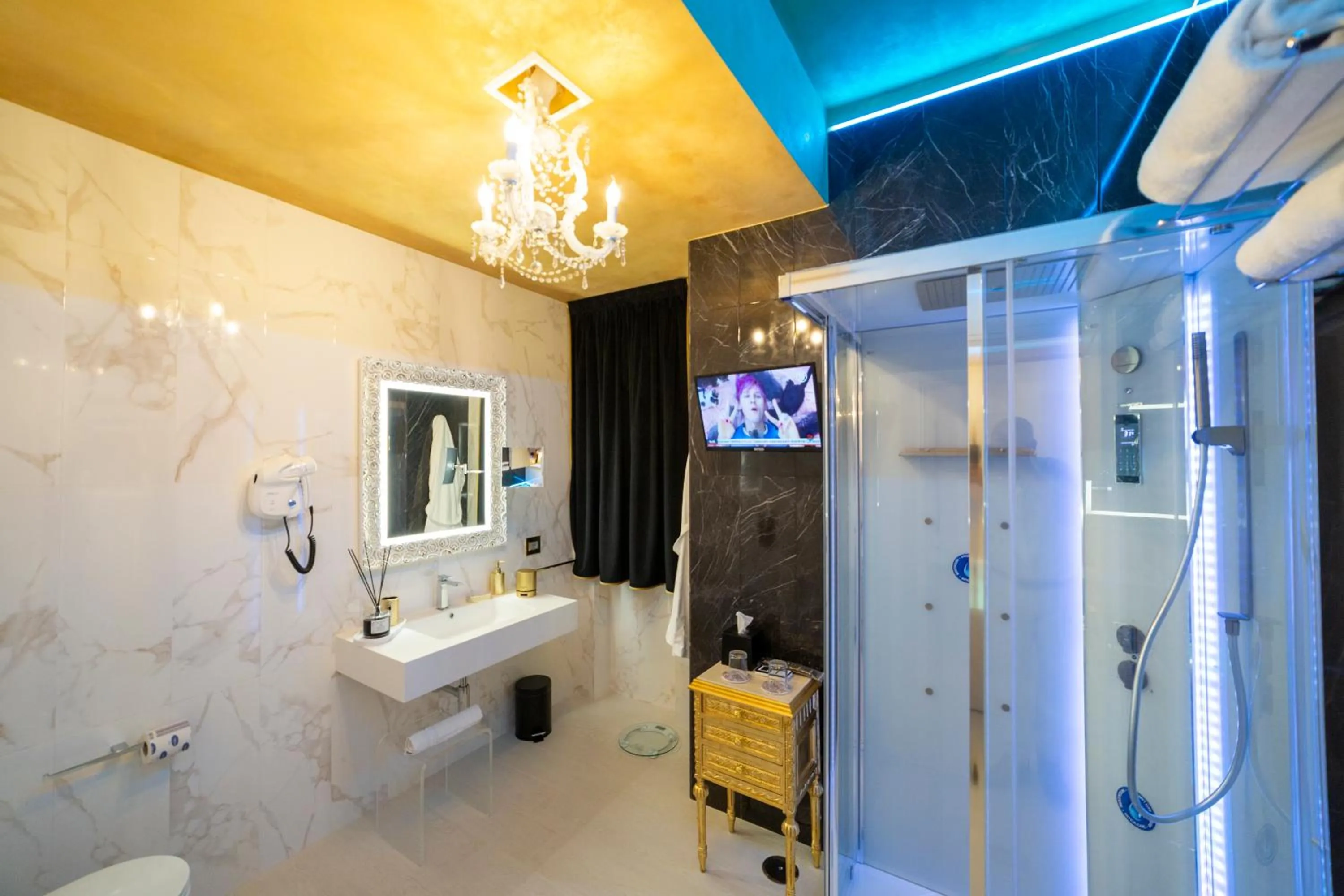 Shower in Leucosya Luxury Rooms