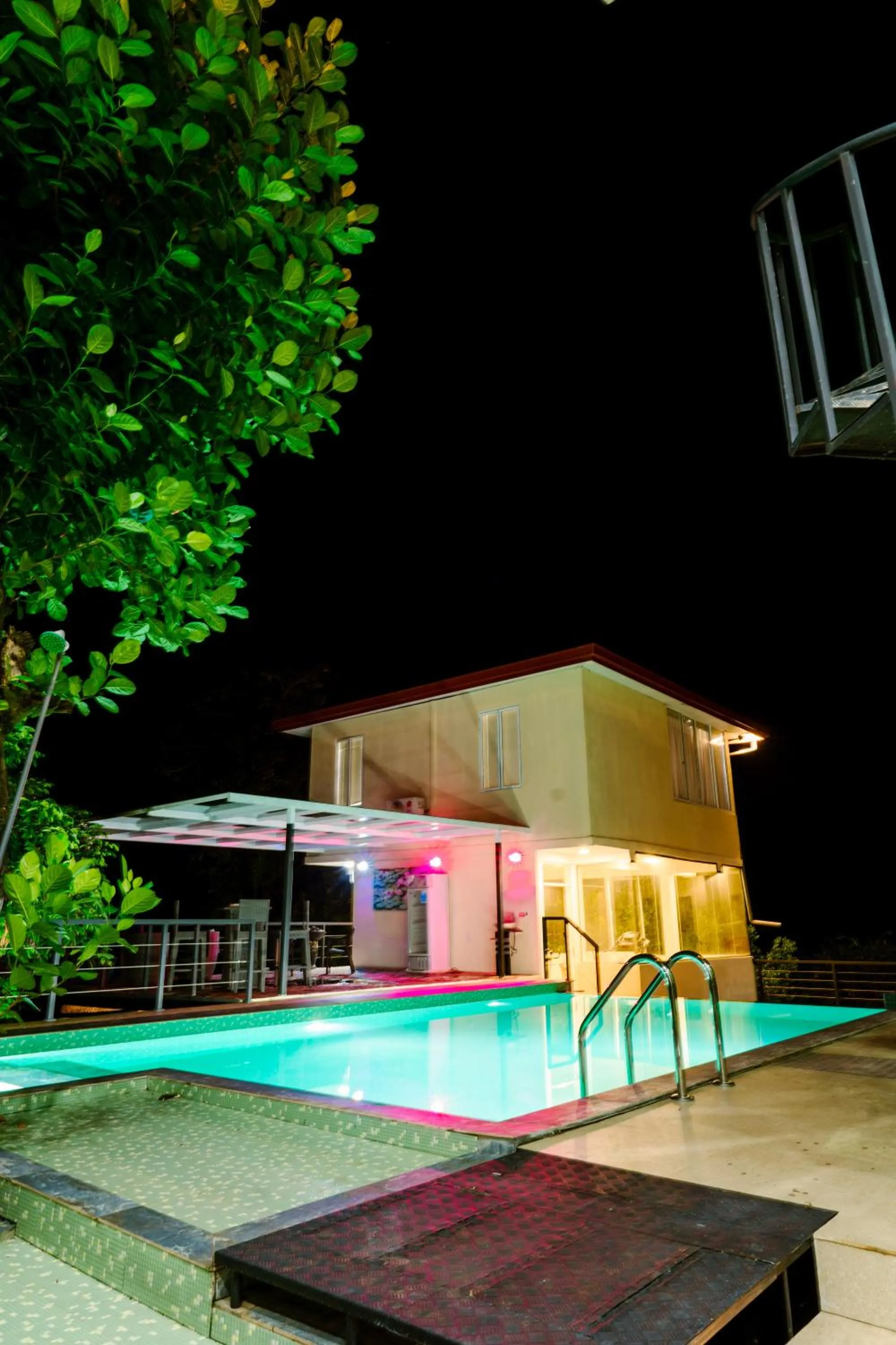 Swimming pool in Savenndra Resorts